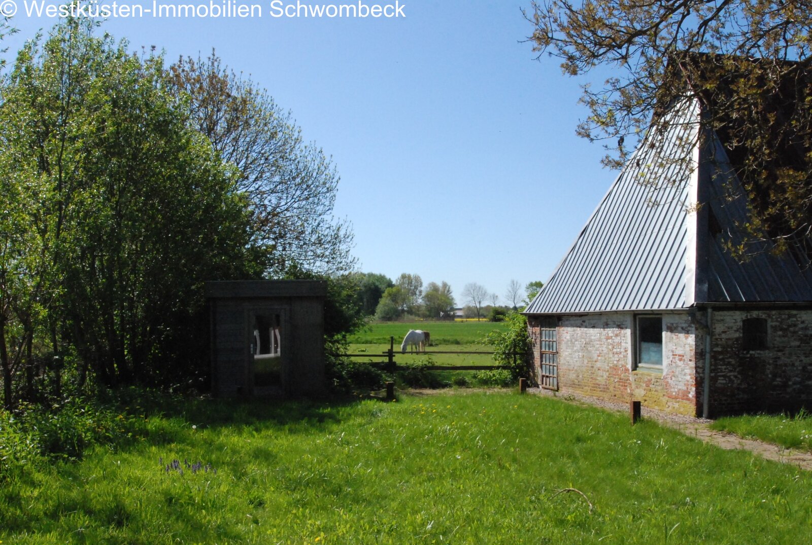 Idyllische Hofanlage mit Wohnhaus und funktionalem Nebengebäude Idyllische Hofanlage mit Wohnhaus und funktionalem Nebengebäude