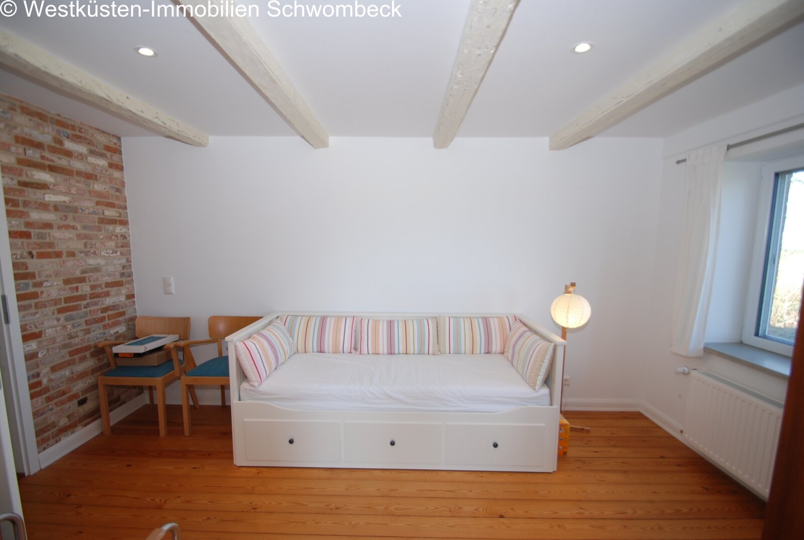 Helles Schlafzimmer mit Dachbalken und großflächigen Fenstern Helles Schlafzimmer mit Dachbalken und großflächigen Fenstern