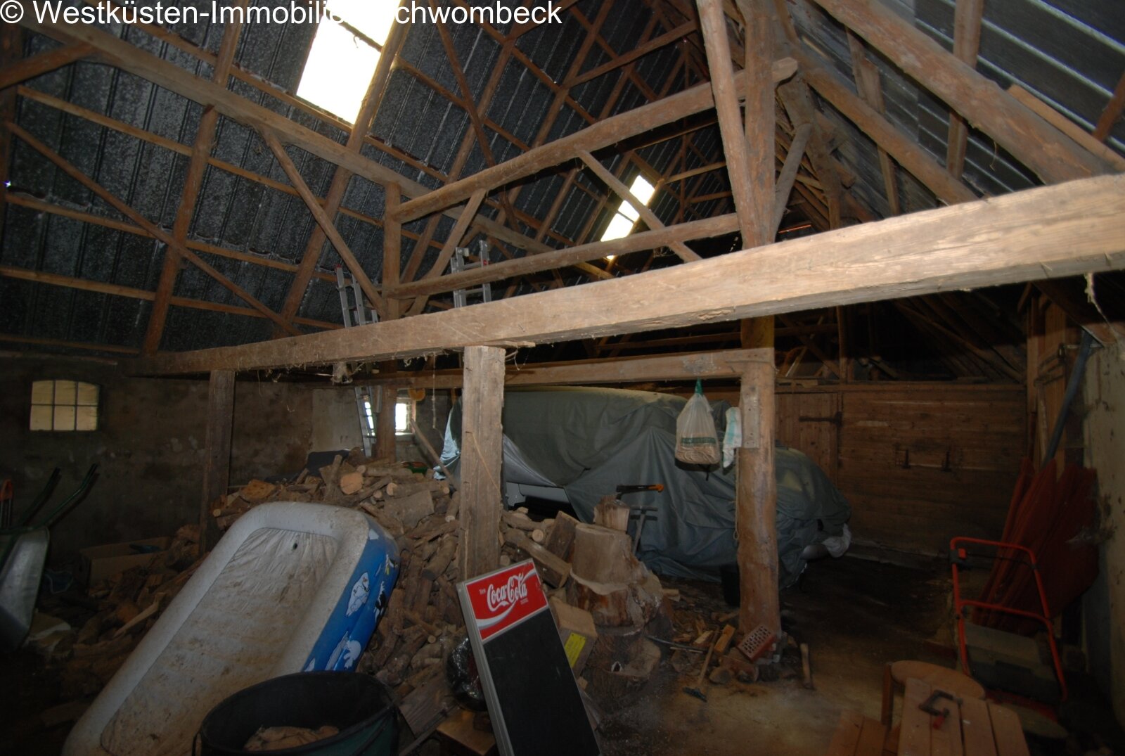 Scheune mit massiver Holzbalkenstruktur und Entwicklungspotenzial Scheune mit massiver Holzbalkenstruktur und Entwicklungspotenzial