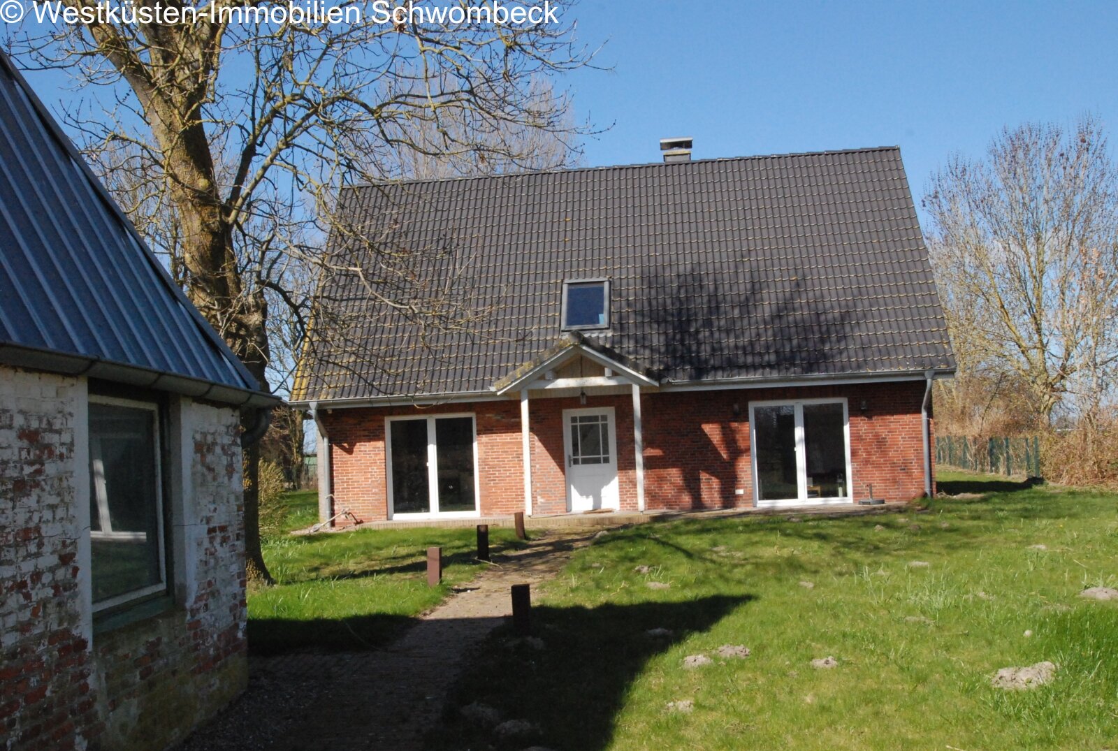 Backsteinhaus mit offener Terrassenfrontseite und parkähnlichem Grundstück Backsteinhaus mit offener Terrassenfrontseite und parkähnlichem Grundstück