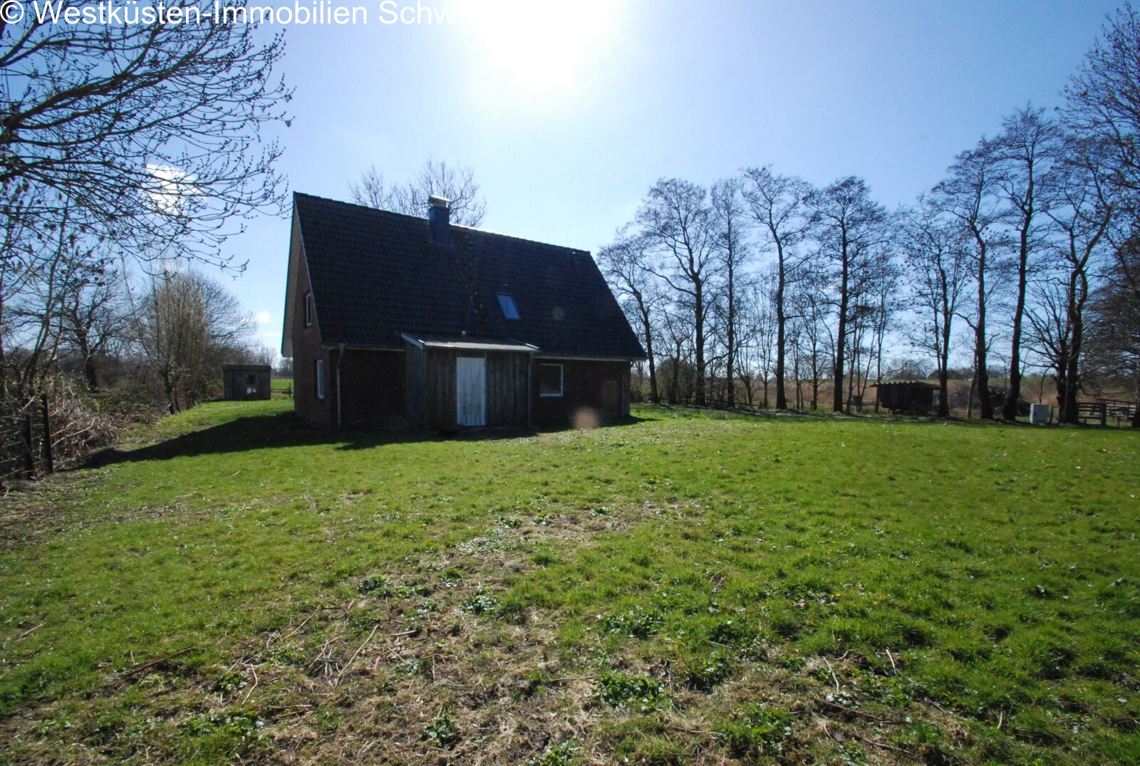 Ruhiges Anwesen mit parkähnlichem Grundstück und Baumbestand Ruhiges Anwesen mit parkähnlichem Grundstück und Baumbestand