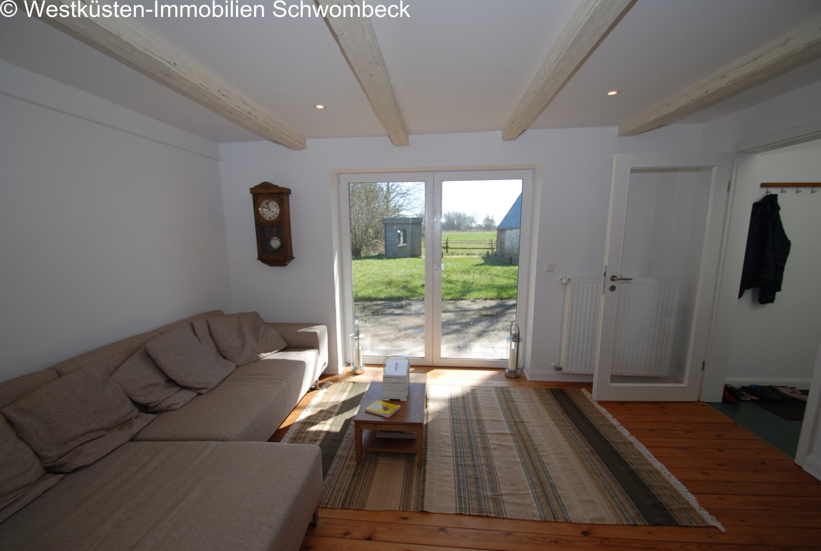 Lichtdurchflutetes Wohnzimmer mit Terrassenzugang und Deckenbalken Lichtdurchflutetes Wohnzimmer mit Terrassenzugang und Deckenbalken