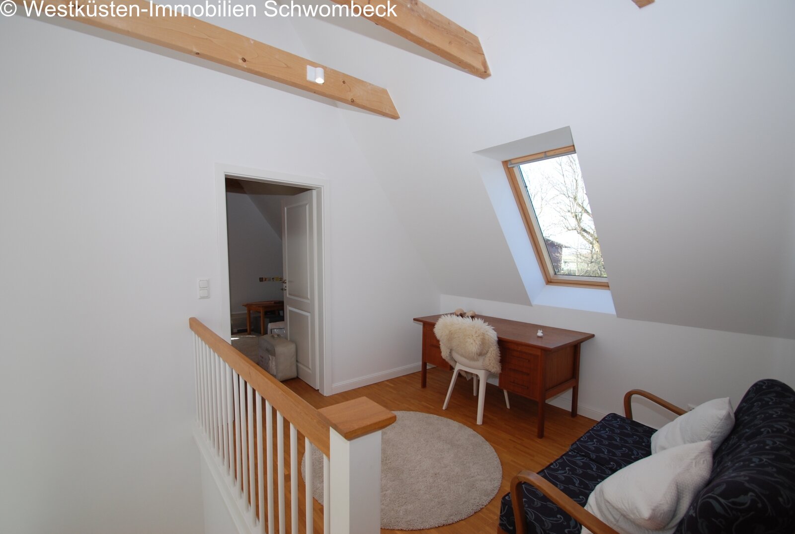 Helles Dachgeschoss mit Dachfenster und offener Raumstruktur Helles Dachgeschoss mit Dachfenster und offener Raumstruktur