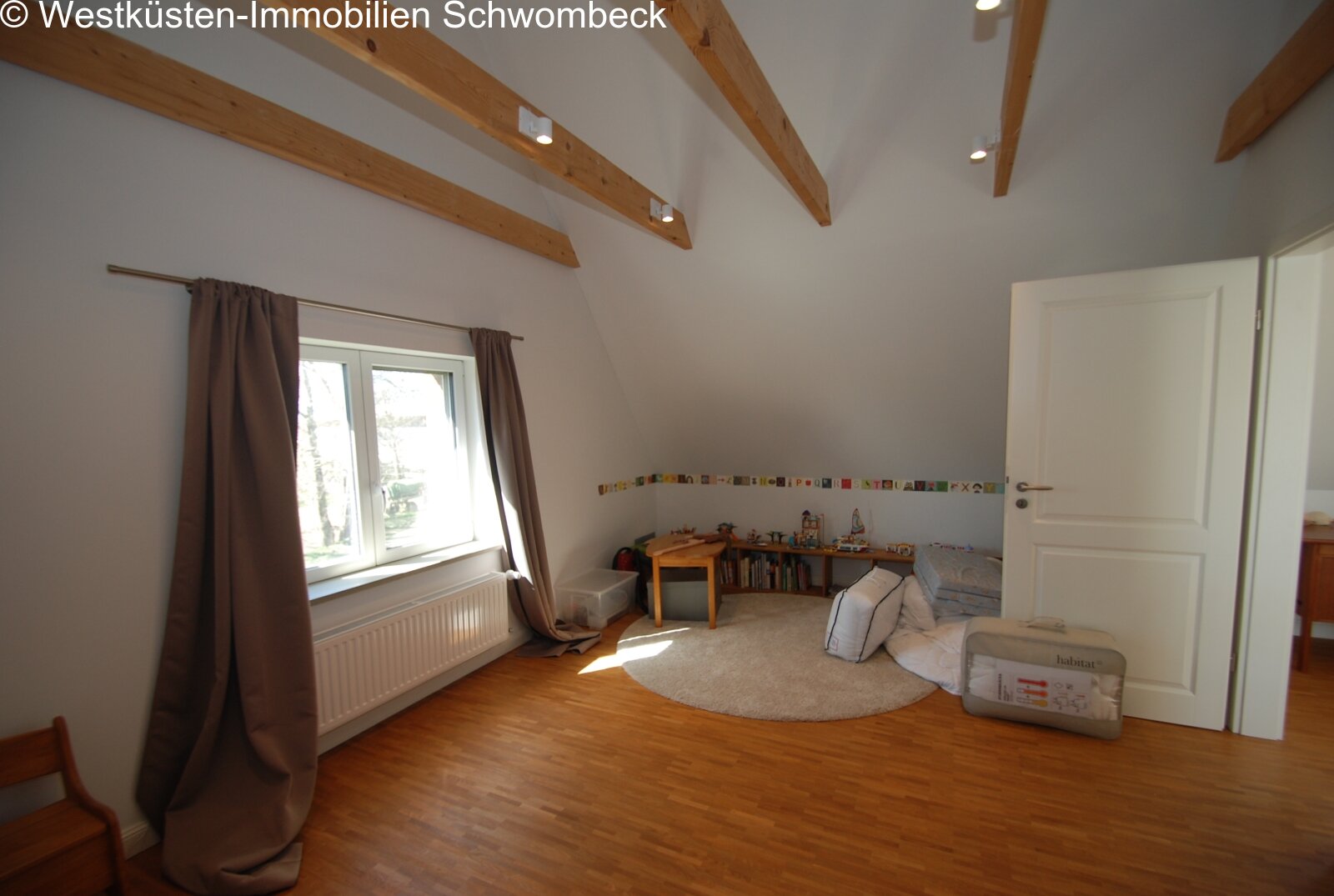 Helles Kinderzimmer mit Dachbalken und flexibler Raumaufteilung Helles Kinderzimmer mit Dachbalken und flexibler Raumaufteilung