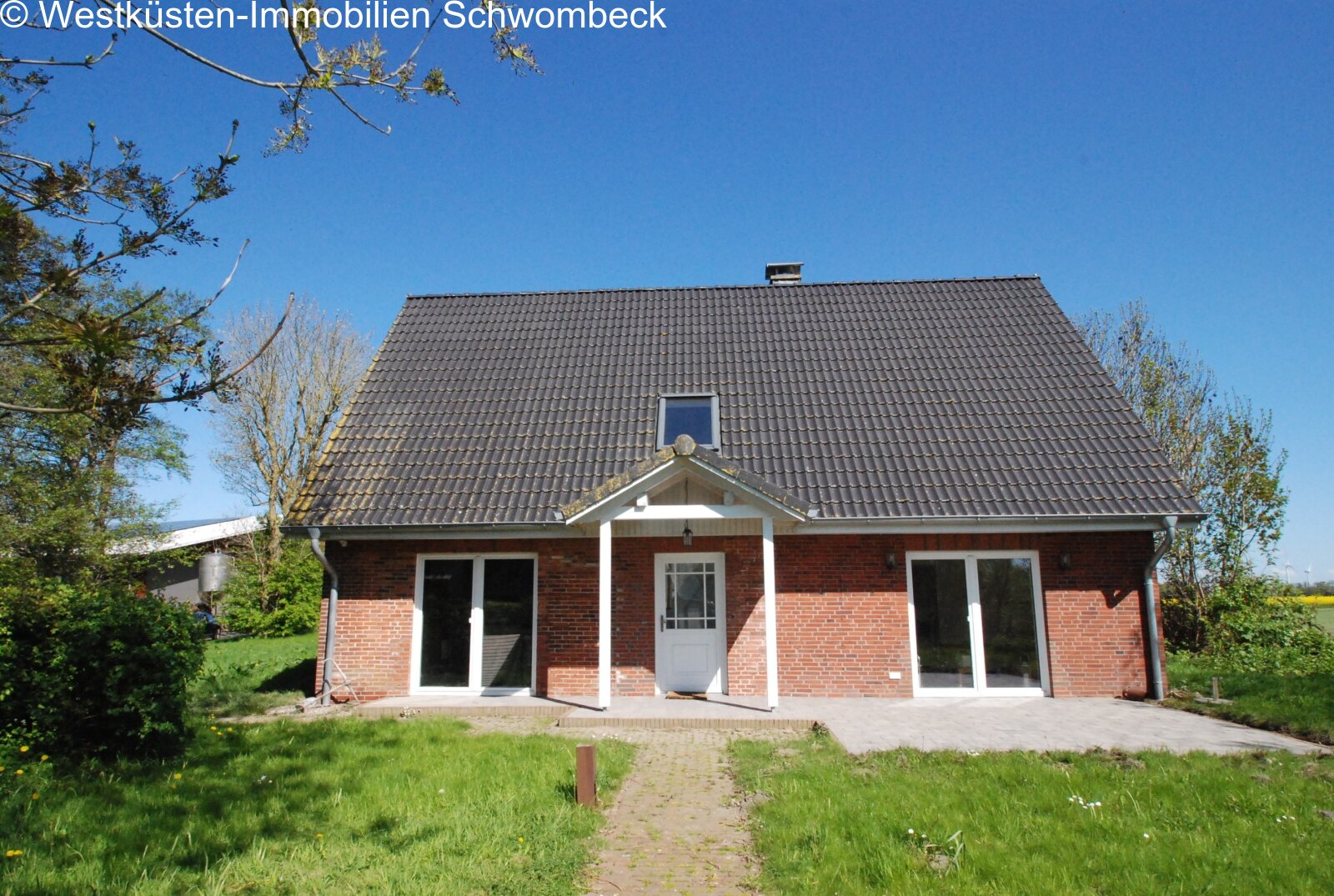 Wohnhaus mit offener Terrassenfassade und modernem Satteldach Wohnhaus mit offener Terrassenfassade und modernem Satteldach