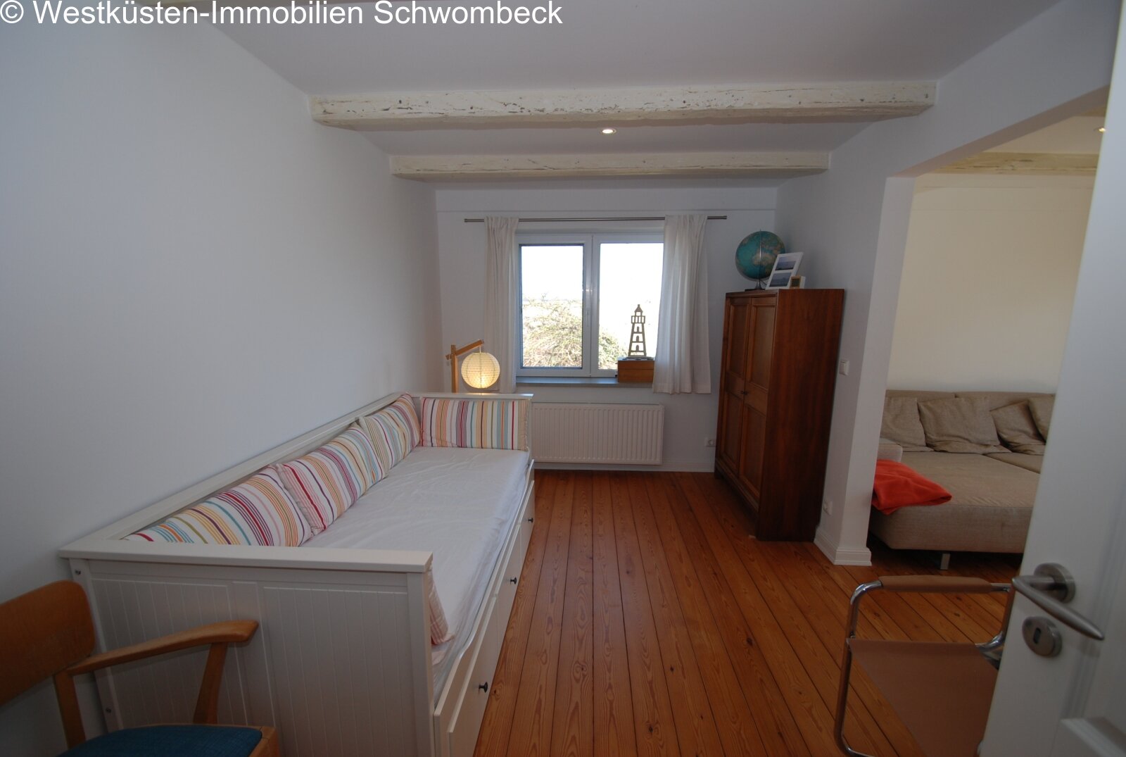 Helles Gästezimmer mit Dachbalken und optimaler Raumnutzung Helles Gästezimmer mit Dachbalken und optimaler Raumnutzung