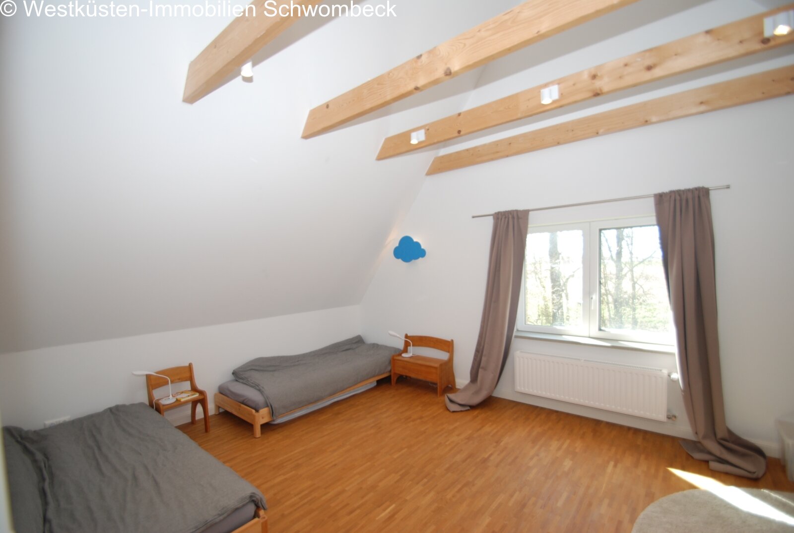 Dachgeschoss-Kinderzimmer mit Holzbalkendecke und großflächigen Fenstern Dachgeschoss-Kinderzimmer mit Holzbalkendecke und großflächigen Fenstern
