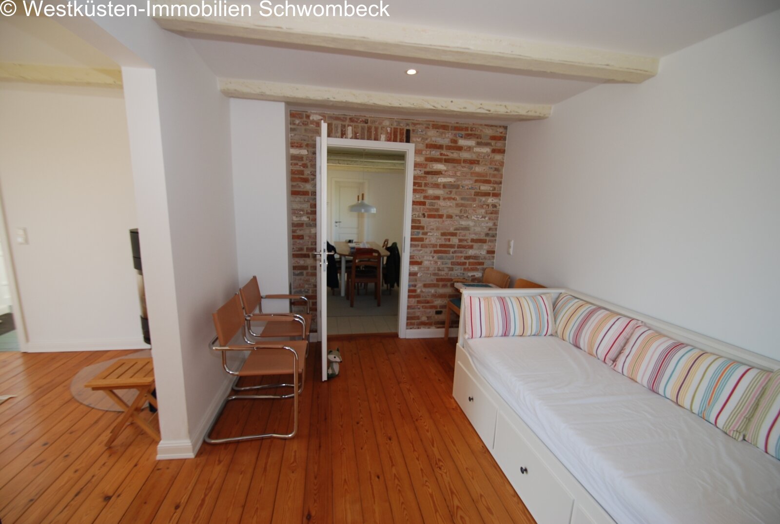 Vielseitiger Wohnbereich mit Ziegel-Akzentwand Vielseitiger Wohnbereich mit Ziegel-Akzentwand