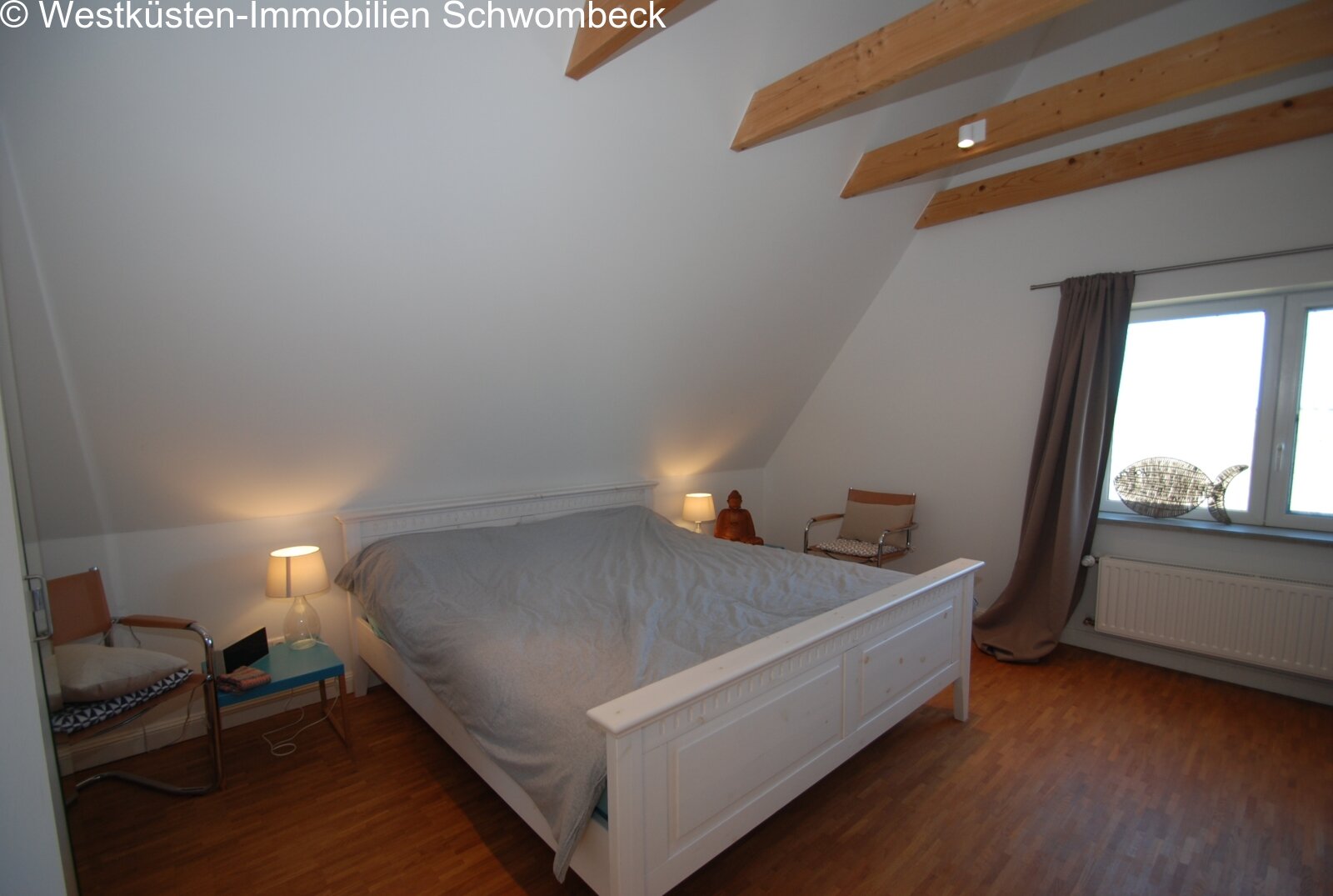 Gemütliches Dachschlafzimmer mit Holzbalkendecke und Dachfenstern Gemütliches Dachschlafzimmer mit Holzbalkendecke und Dachfenstern