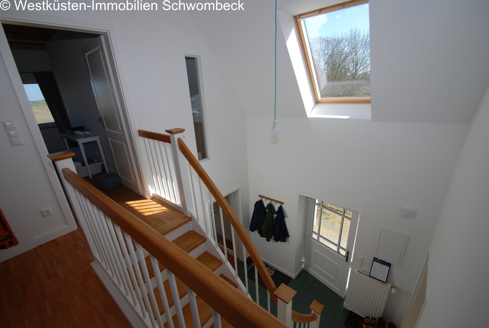 Lichtdurchfluteter Treppenaufgang mit Dachfenster und intelligenter Raumaufteilung Lichtdurchfluteter Treppenaufgang mit Dachfenster und intelligenter Raumaufteilung