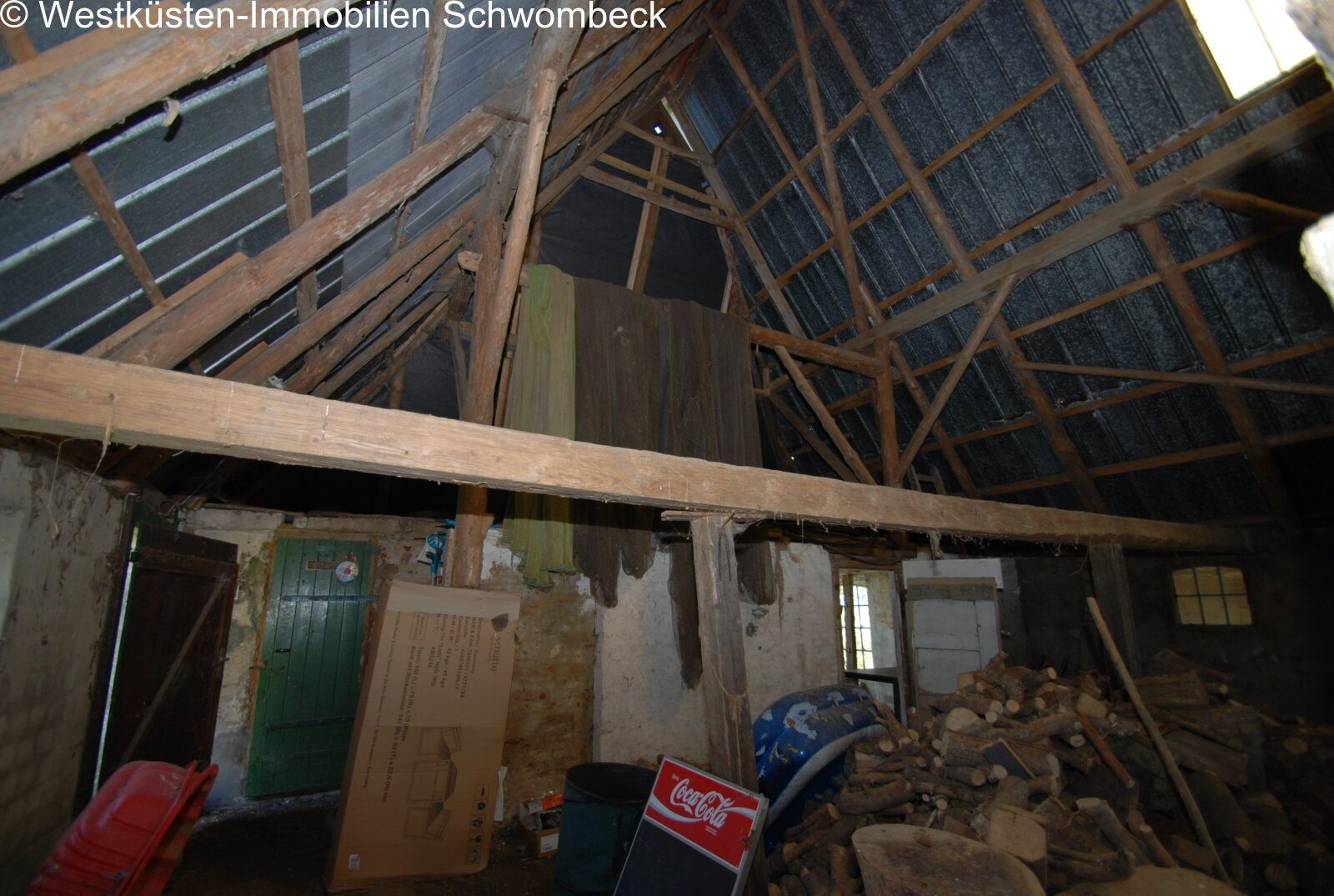 Große Scheune mit massiver Holzbalkenstruktur und Entwicklungspotenzial Große Scheune mit massiver Holzbalkenstruktur und Entwicklungspotenzial