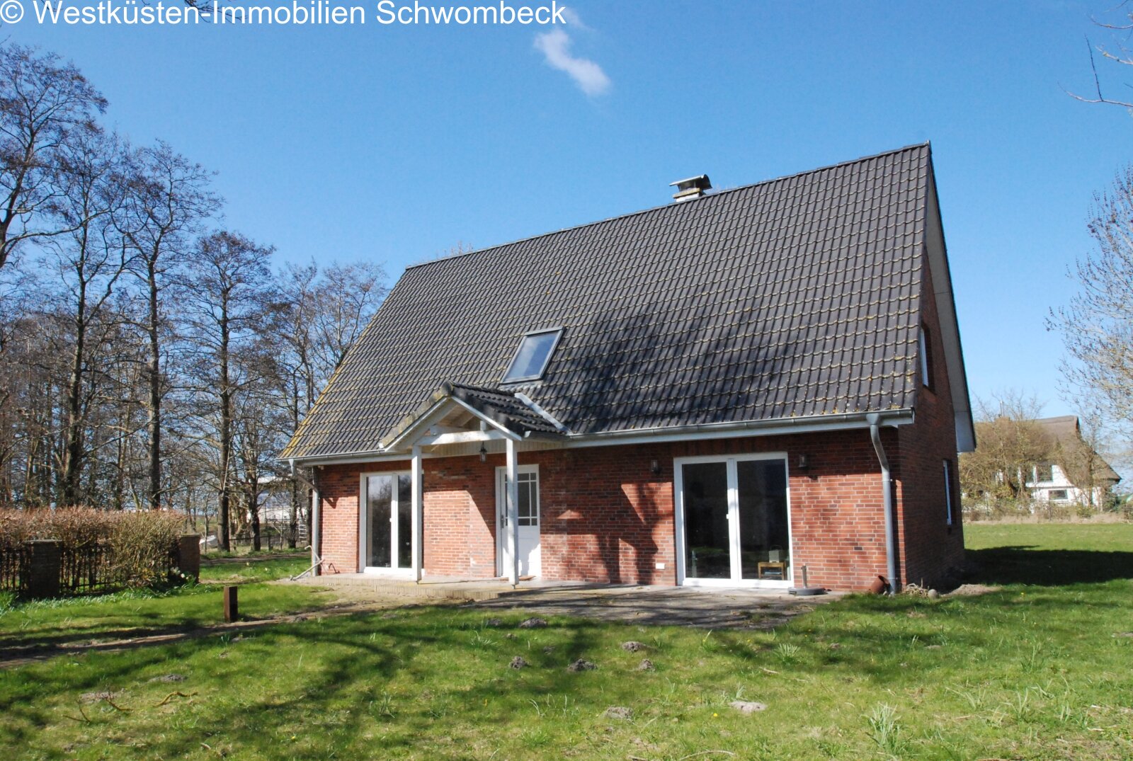 Modernes Backsteinhaus mit ausgebautem Dachgeschoss und Dachfenster Modernes Backsteinhaus mit ausgebautem Dachgeschoss und Dachfenster