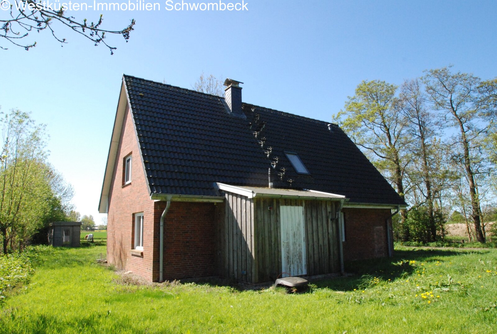 Klassisches Einfamilienhaus mit ausgebautem Dachgeschoss und Anbau Klassisches Einfamilienhaus mit ausgebautem Dachgeschoss und Anbau