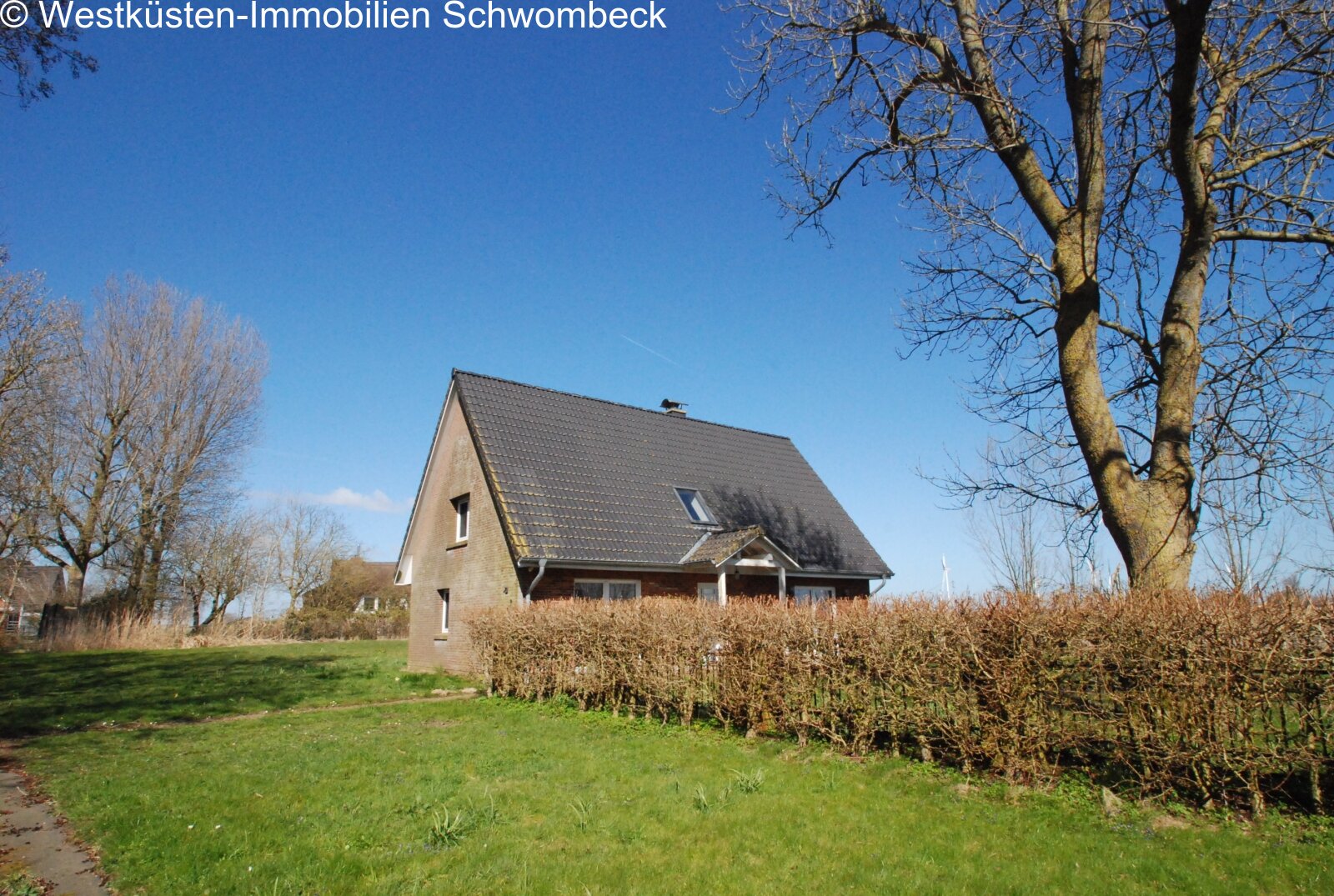 Idyllische Lage mit gepflegtem Grundstück und Heckenabgrenzung Idyllische Lage mit gepflegtem Grundstück und Heckenabgrenzung