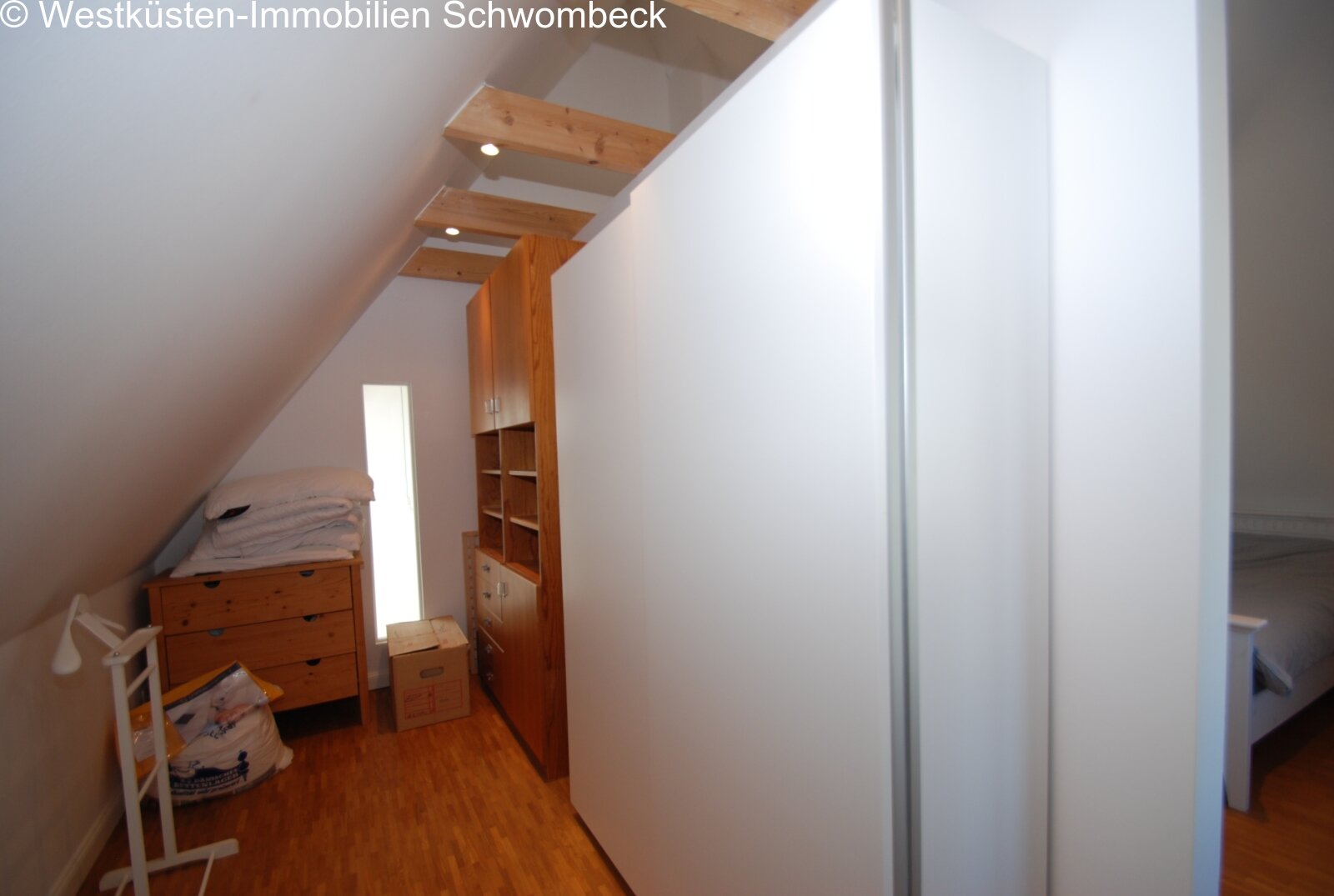 Dachgeschoss mit maßgeschneidertem Stauraum und Holzbalkendecke Dachgeschoss mit maßgeschneidertem Stauraum und Holzbalkendecke