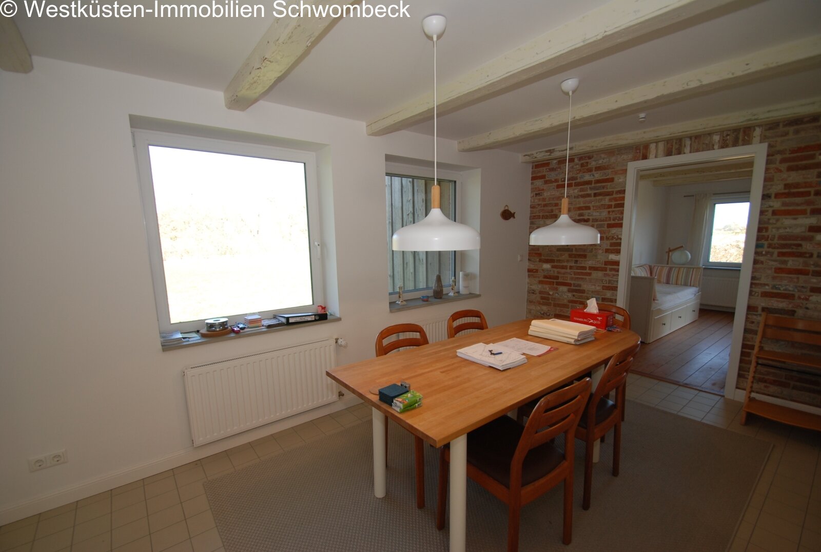 Offene Wohnküche mit Balkendecke und fließenden Raumübergängen Offene Wohnküche mit Balkendecke und fließenden Raumübergängen