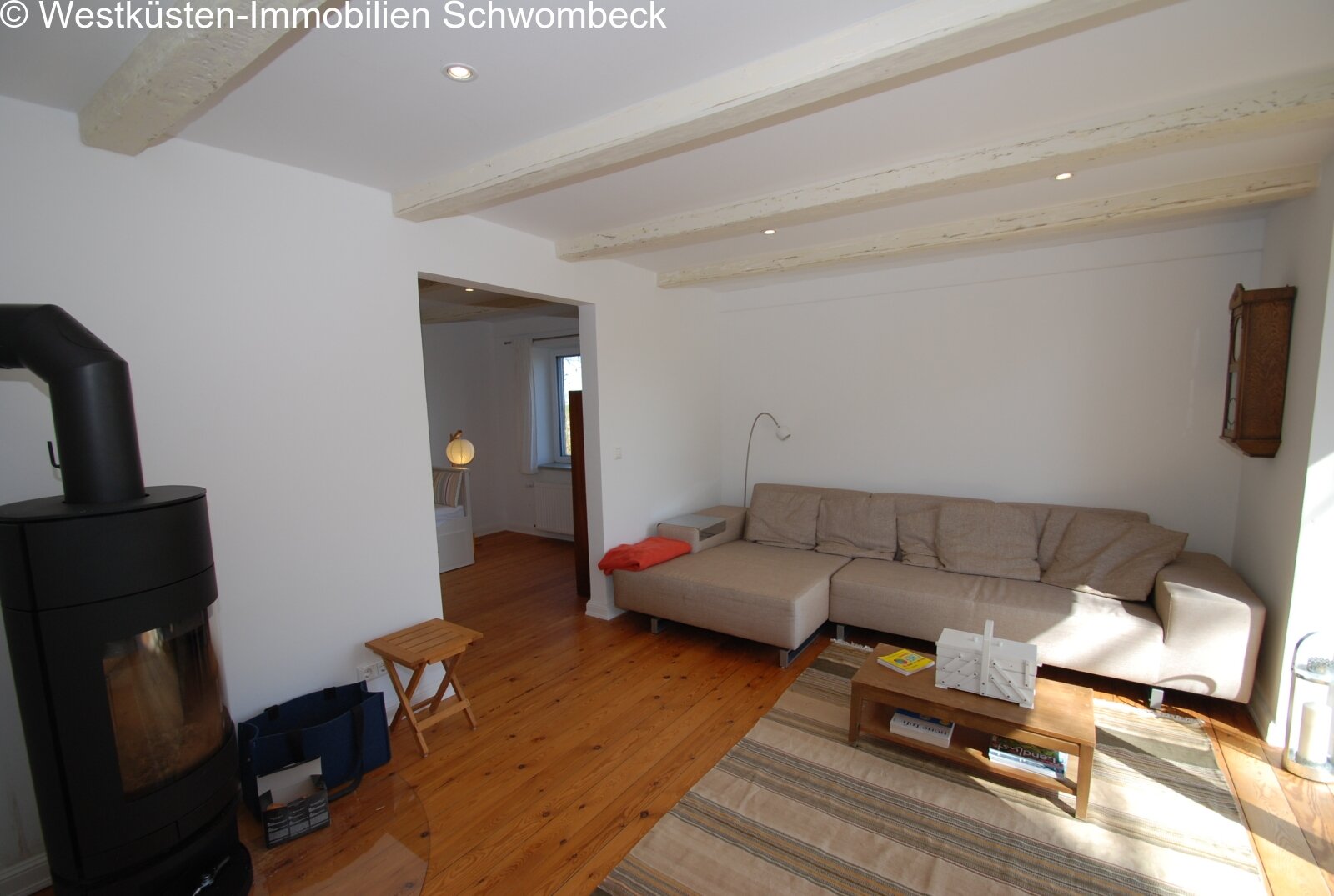 Wohnbereich mit Kaminofen und Deckenbalken Wohnbereich mit Kaminofen und Deckenbalken