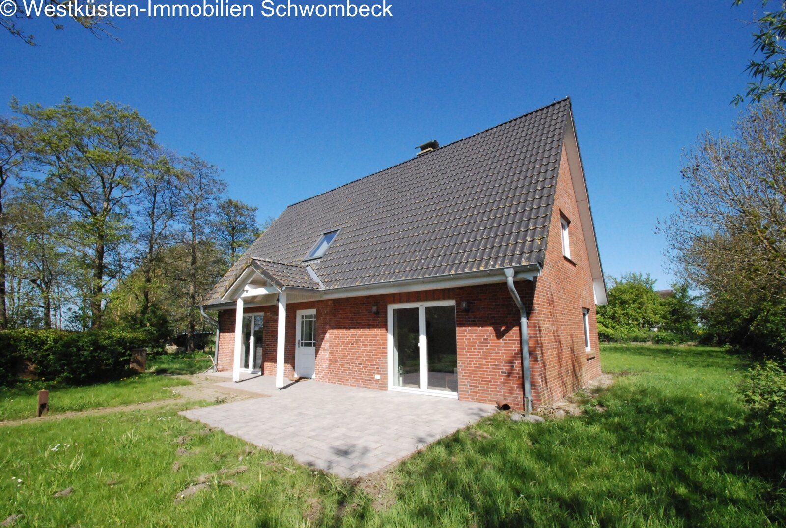 Modernes Einfamilienhaus mit durchdachtem Raumkonzept und großflächiger Terrassenfläche Modernes Einfamilienhaus mit durchdachtem Raumkonzept und großflächiger Terrassenfläche