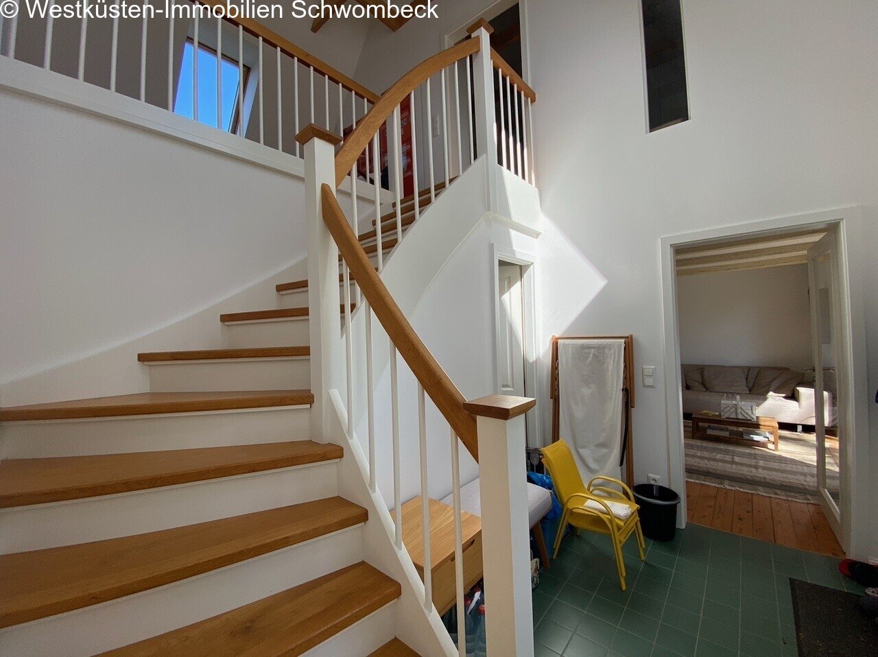 Elegante Treppe mit Holzausstattung und offener Raumgestaltung Elegante Treppe mit Holzausstattung und offener Raumgestaltung
