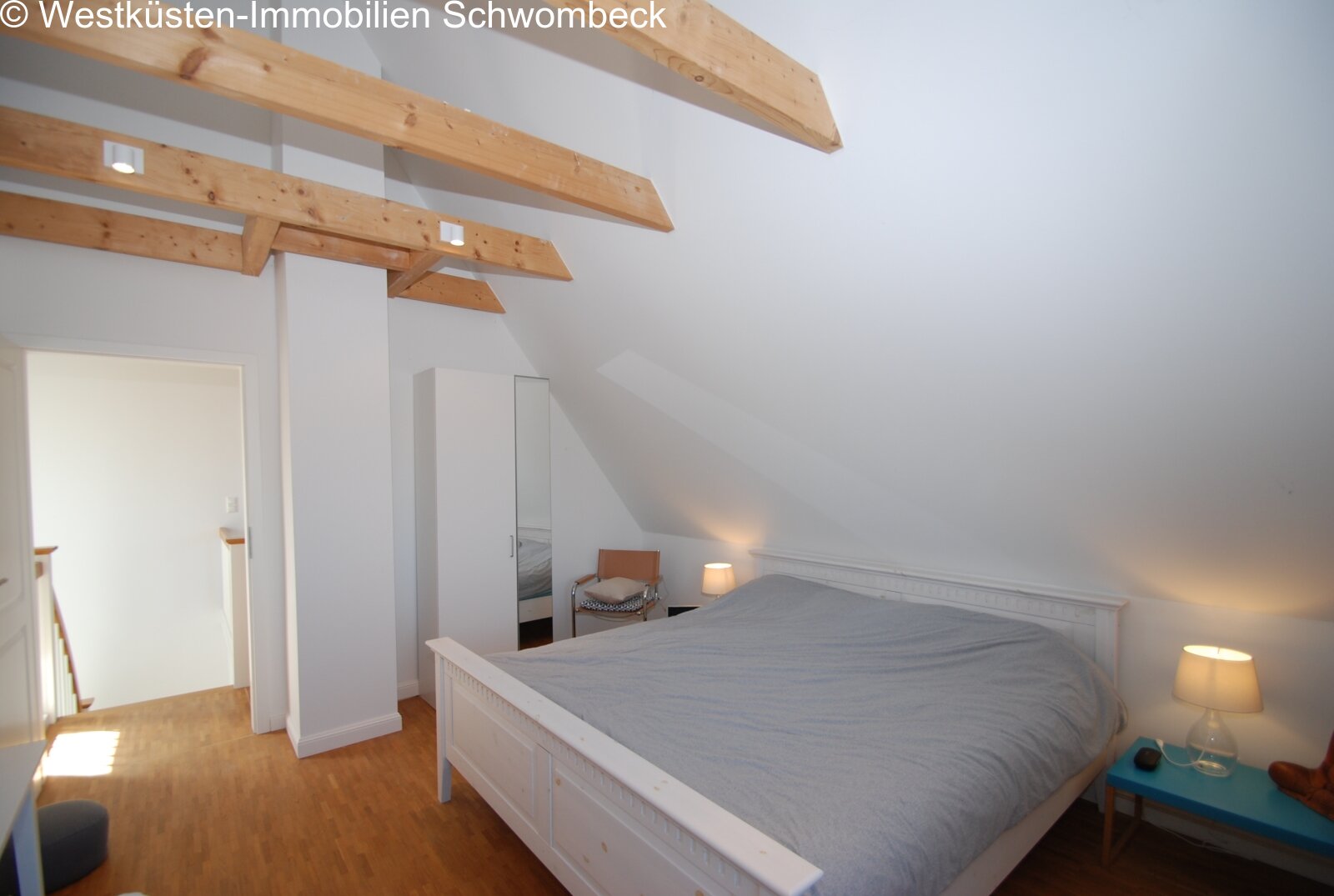 Dachgeschoss-Schlafzimmer mit Balkendecke und integriertem Ankleidebereich Dachgeschoss-Schlafzimmer mit Balkendecke und integriertem Ankleidebereich