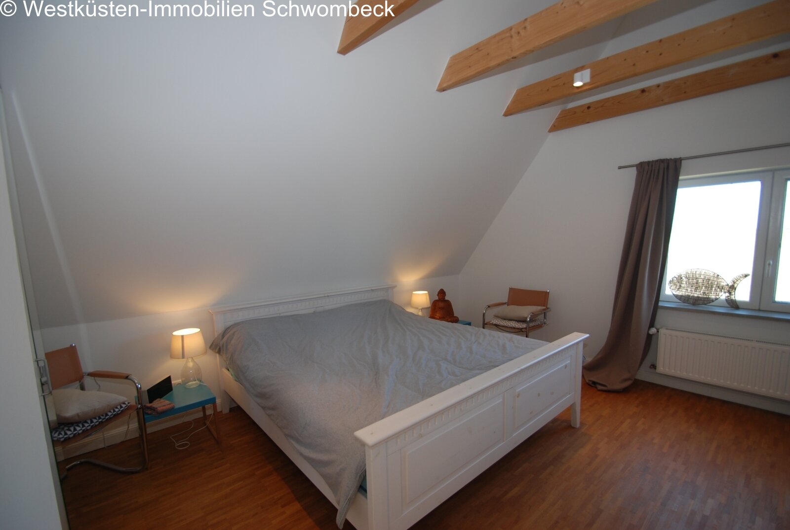 Dachgeschoss-Schlafzimmer mit Spitzbogenfenstern und Holzbalkendecke Dachgeschoss-Schlafzimmer mit Spitzbogenfenstern und Holzbalkendecke