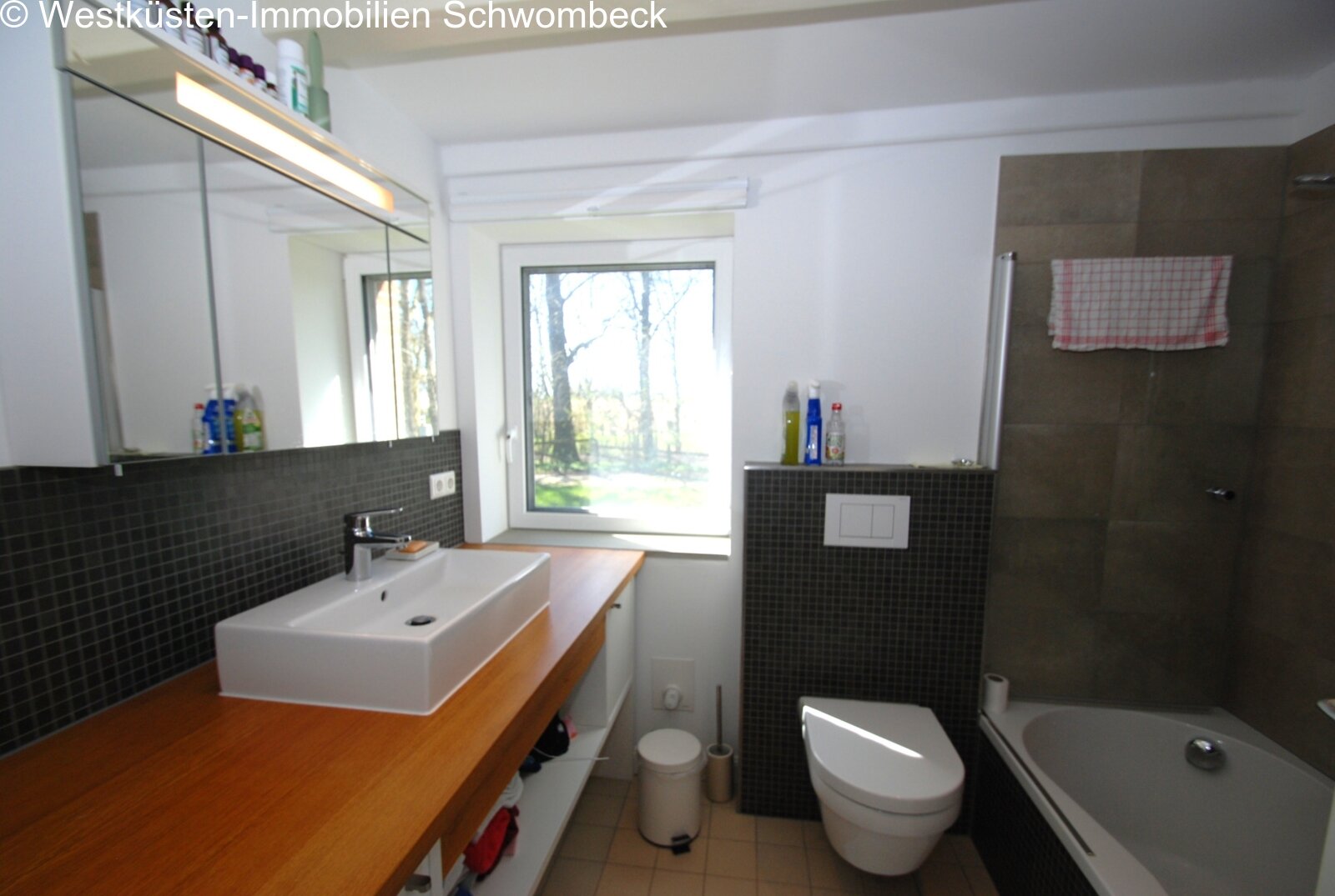 Modernes Badezimmer mit Wanne und großem Waschtisch Modernes Badezimmer mit Wanne und großem Waschtisch