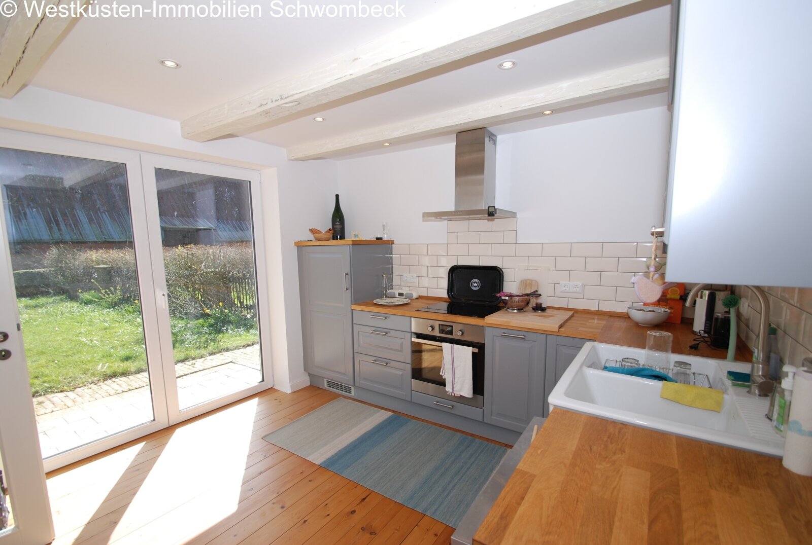 Küche mit direktem Gartenblick und hochwertiger Ausstattung Küche mit direktem Gartenblick und hochwertiger Ausstattung