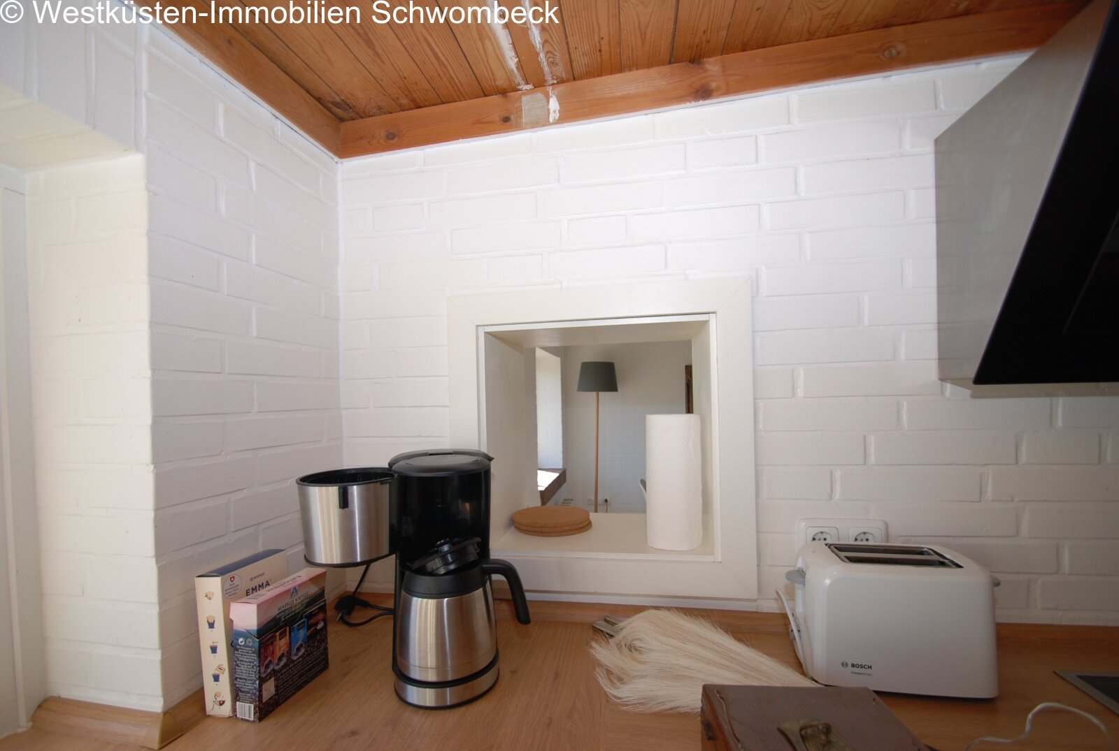Kompakte Küchenzeile mit praktischer Durchreiche und Holzbalkendecke Kompakte Küchenzeile mit praktischer Durchreiche und Holzbalkendecke