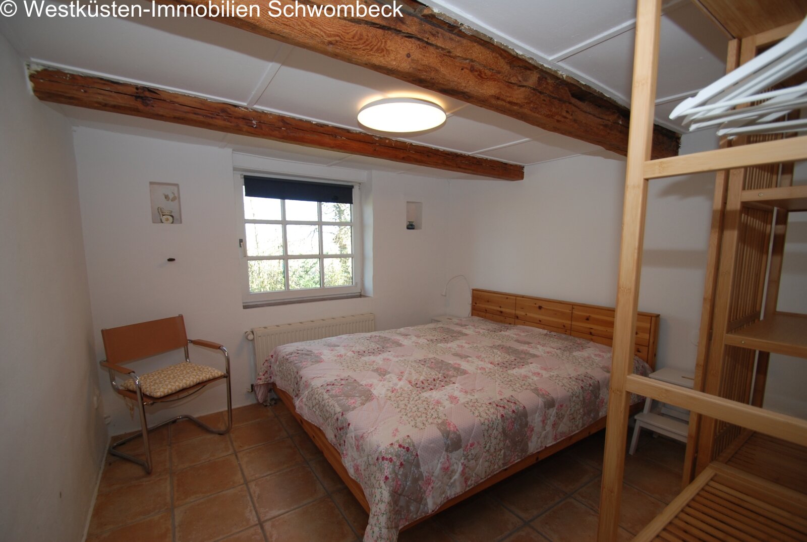 Schlafzimmer mit charaktervollen Deckenbalken und großzügigem Raumangebot Schlafzimmer mit charaktervollen Deckenbalken und großzügigem Raumangebot