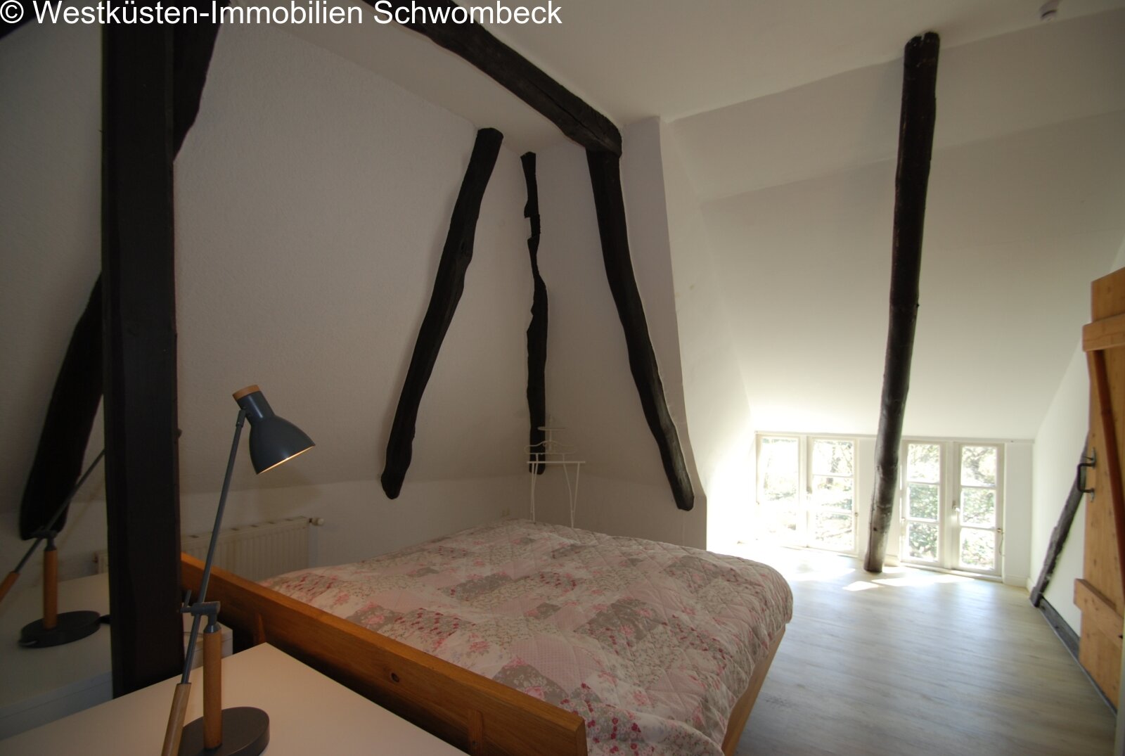 Dachschlafzimmer mit Holzpfosten-Struktur und Terrassenzugang Dachschlafzimmer mit Holzpfosten-Struktur und Terrassenzugang
