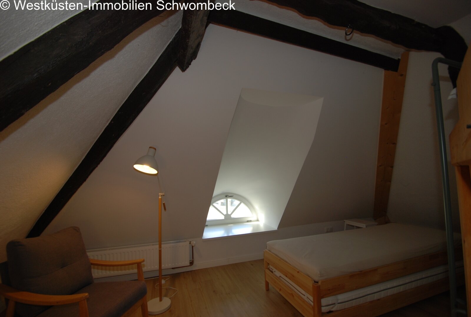 Dachschlafzimmer mit Spitzbogenfenster und massiven Deckenbalken Dachschlafzimmer mit Spitzbogenfenster und massiven Deckenbalken