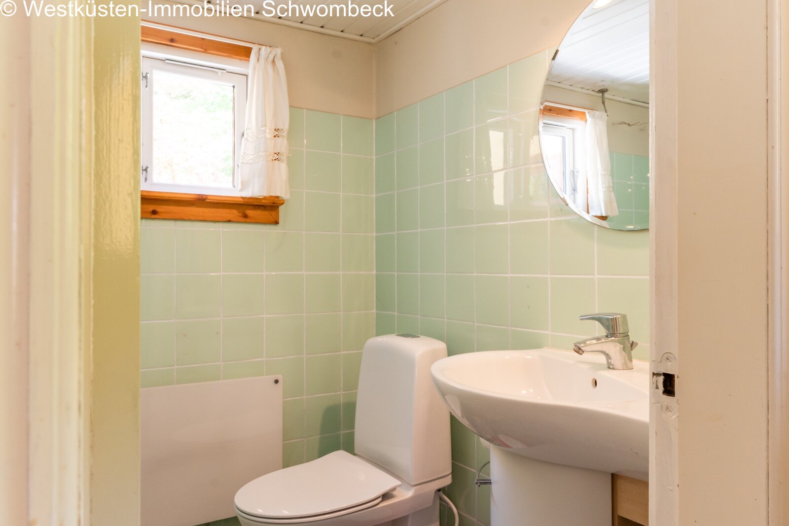 Funktionales Badezimmer mit Fenster und praktischer Ausstattung