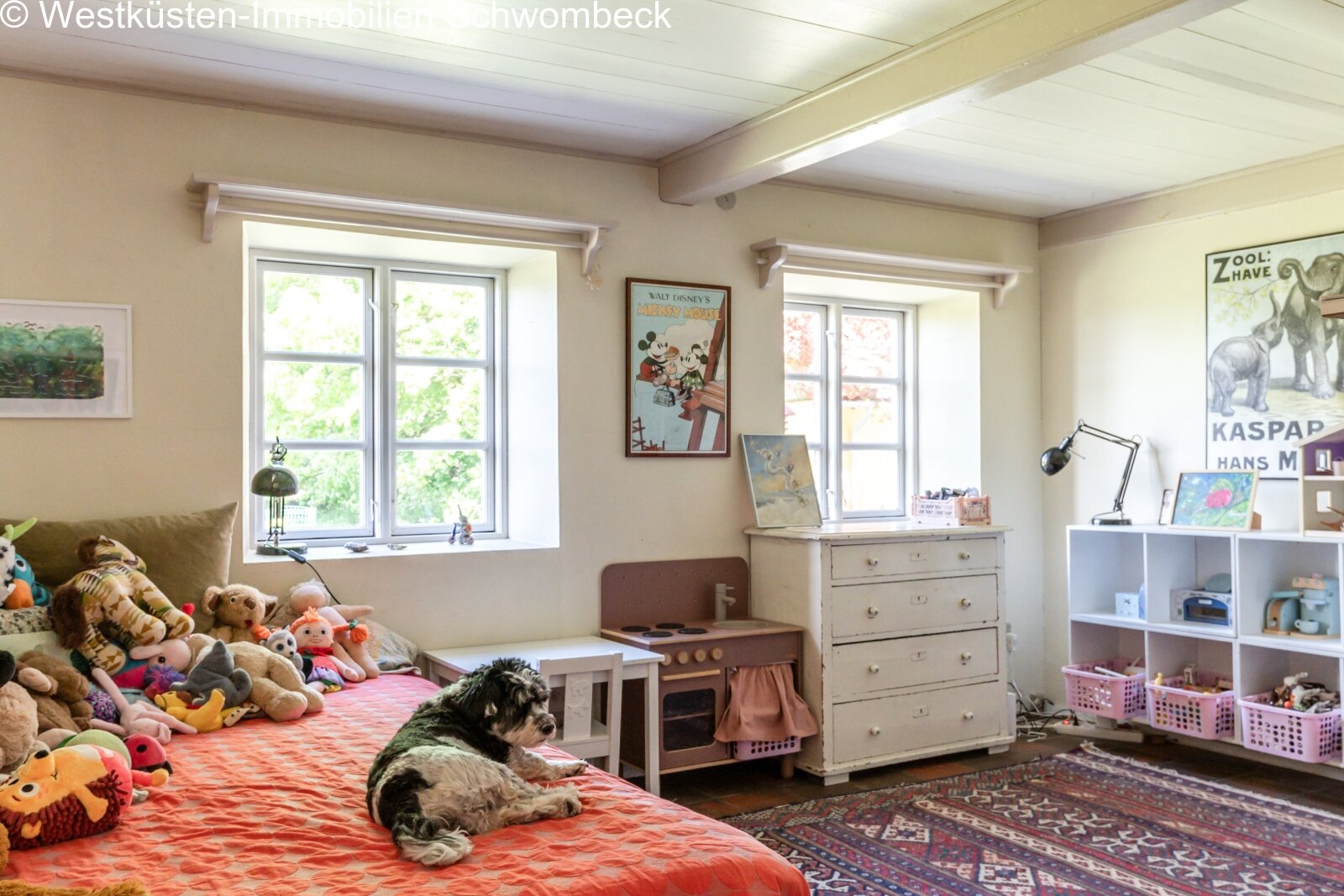Helles Kinderzimmer mit optimaler Raumnutzung und reichlich Stauraum