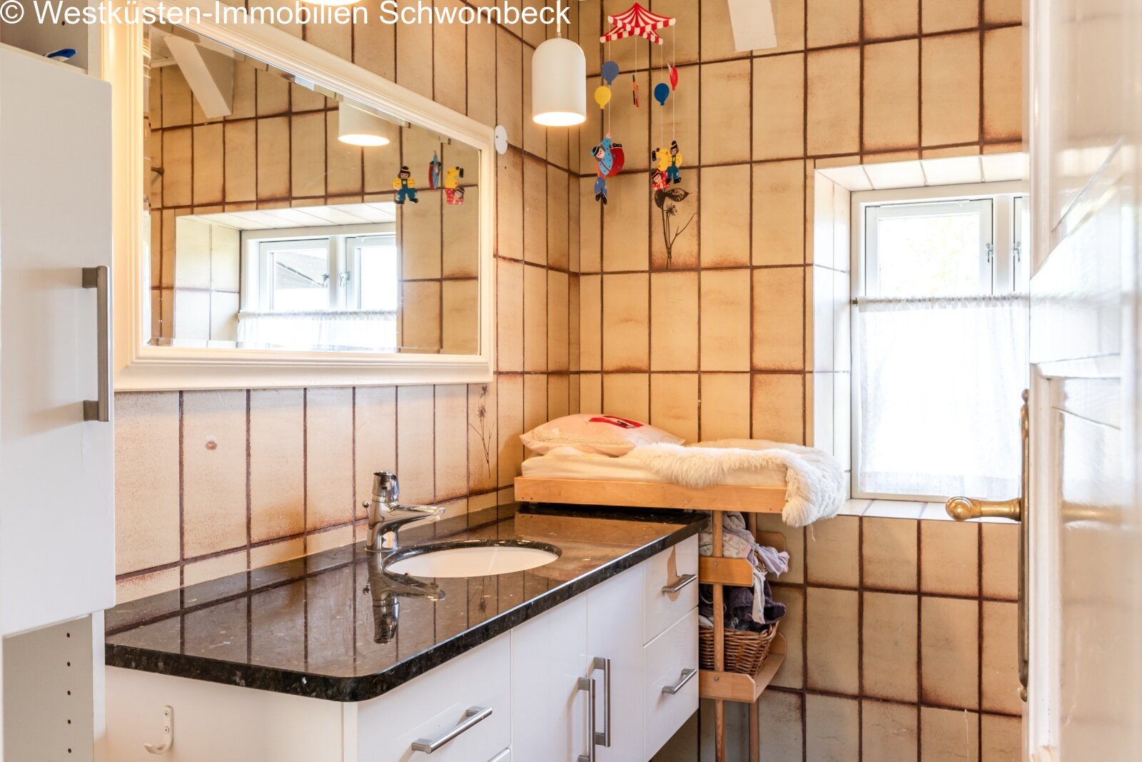 Helles Badezimmer mit Fenstern und hoher Raumwirkung