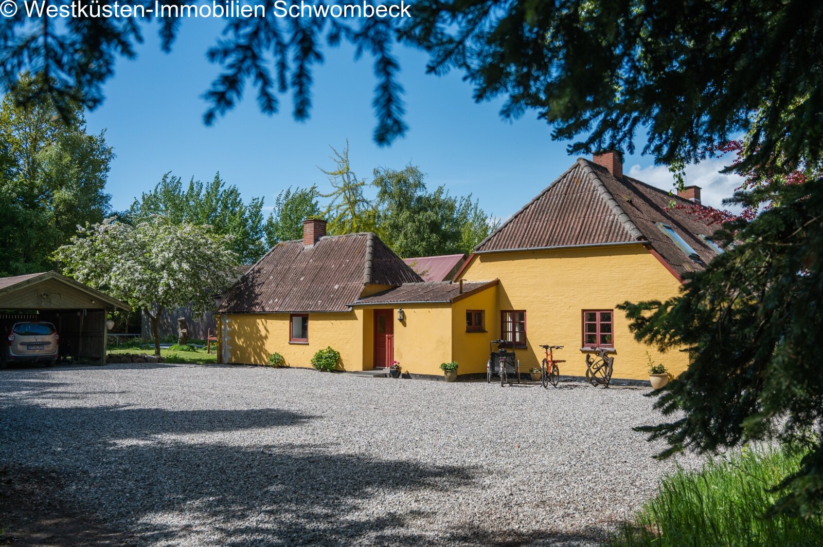 Charmantes Landhaus mit Carport und gepflastertem Innenhof