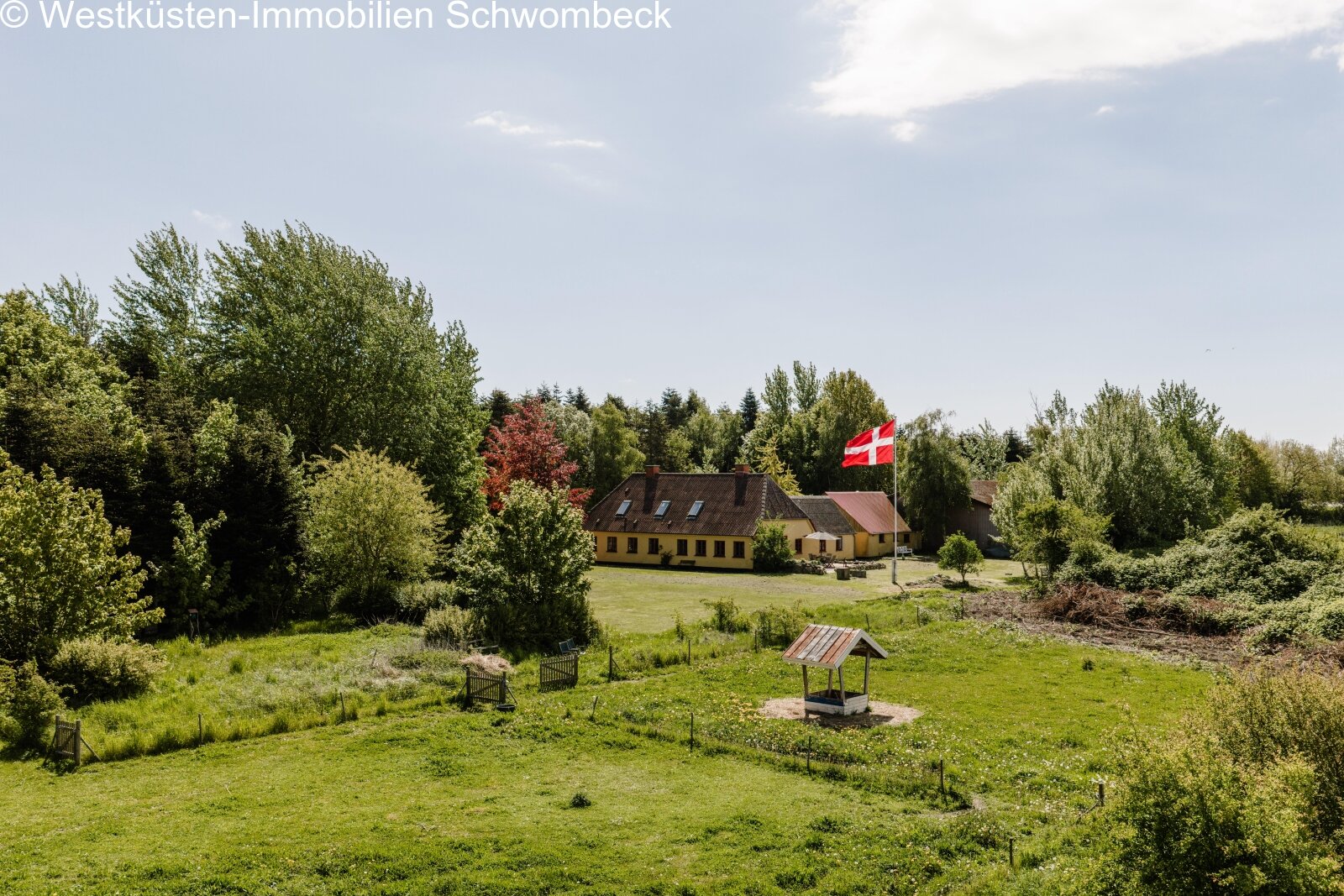 Parkähnliches Anwesen mit altem Baumbestand und Weidelandschaft
