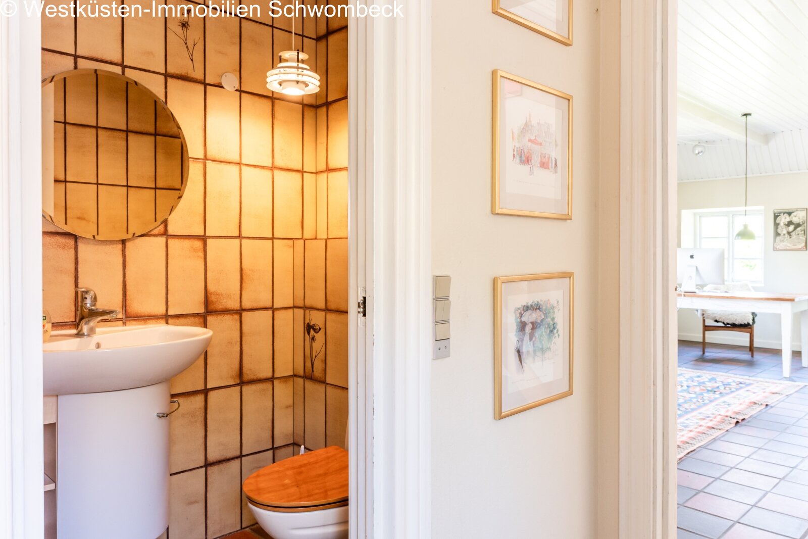 Elegantes Gäste-WC mit charaktervollem Fliesenspiegel und praktischer Ausstattung
