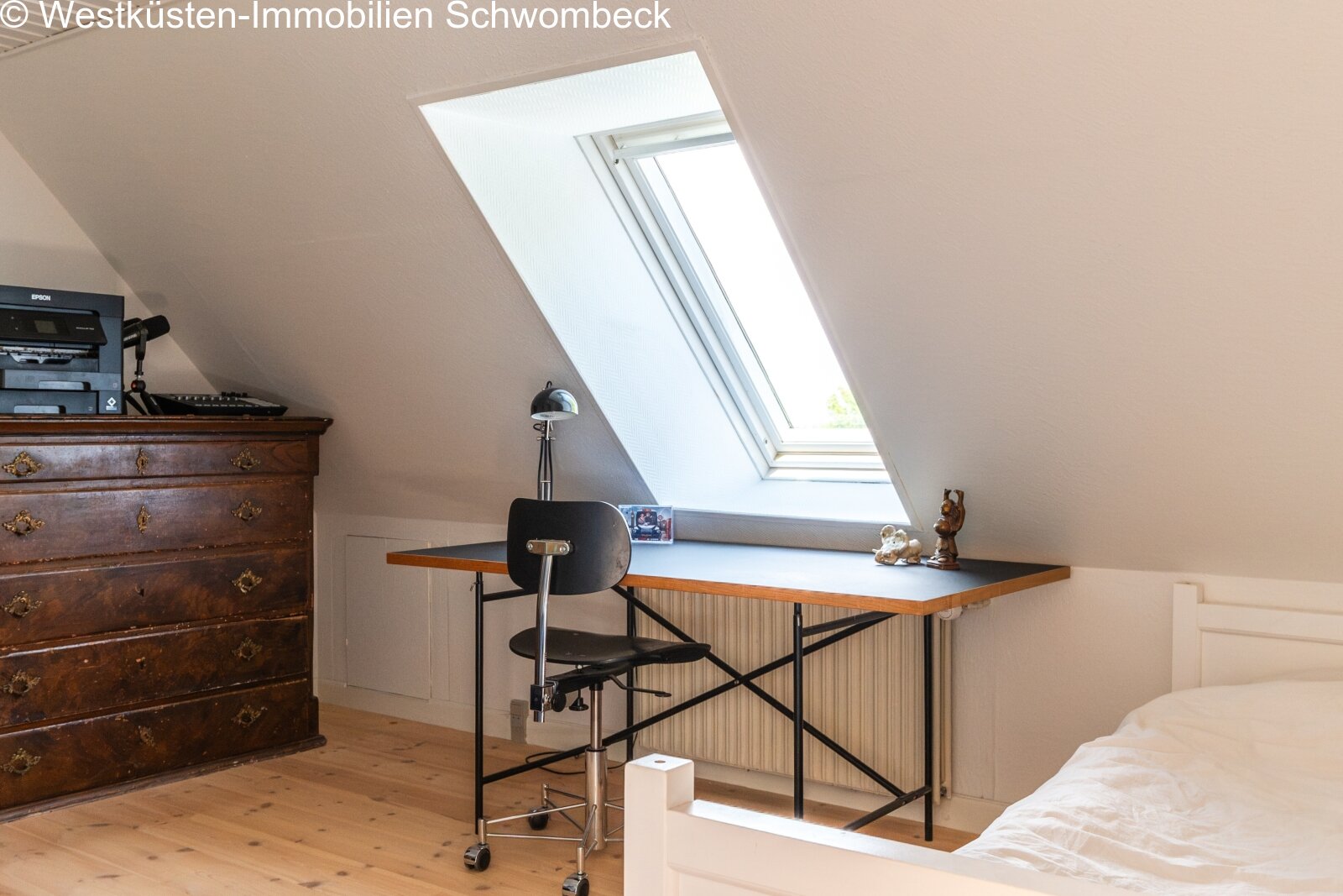 Dachgeschoss-Arbeitszimmer mit Dachfenster und intelligenter Raumnutzung