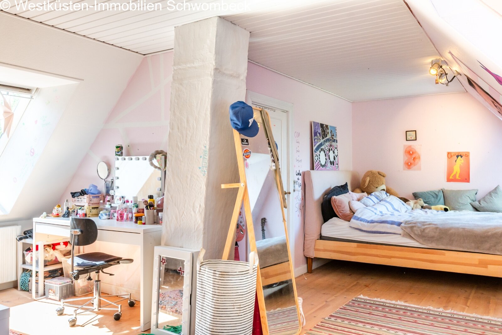 Dachgeschoss-Zimmer mit Dachfenster und flexibler Raumaufteilung