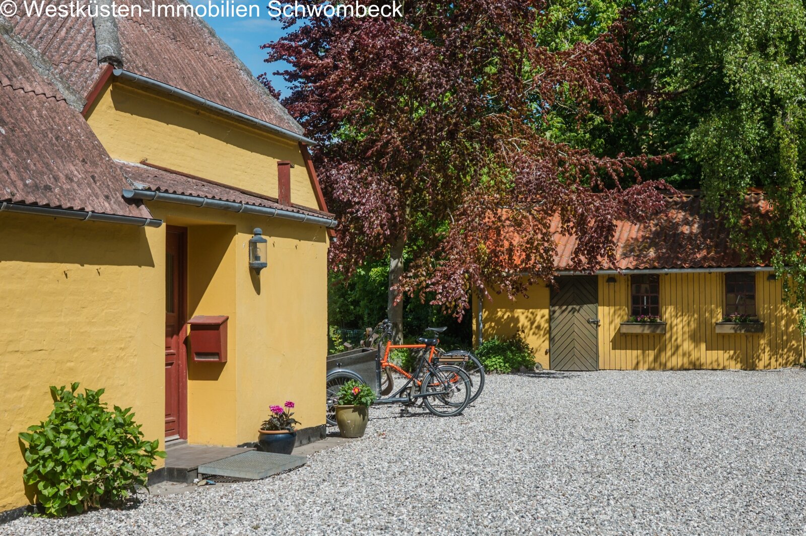 Charmanter Innenhof mit gepflastertem Vorplatz und Nebengebäuden