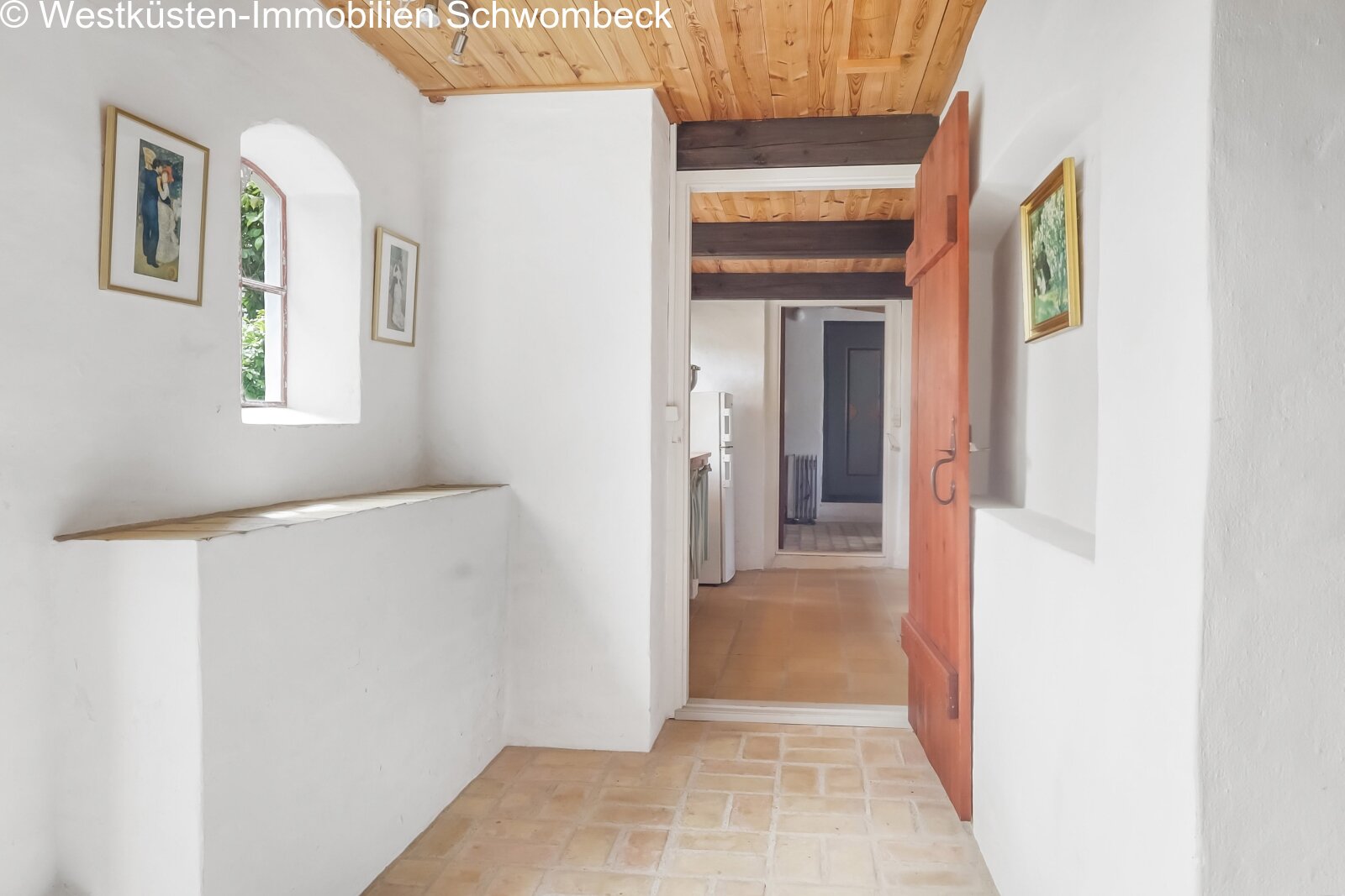 Charmanter Eingangsbereich mit Arkadenfenster und rustikaler Holzbalkendecke Charmanter Eingangsbereich mit Arkadenfenster und rustikaler Holzbalkendecke