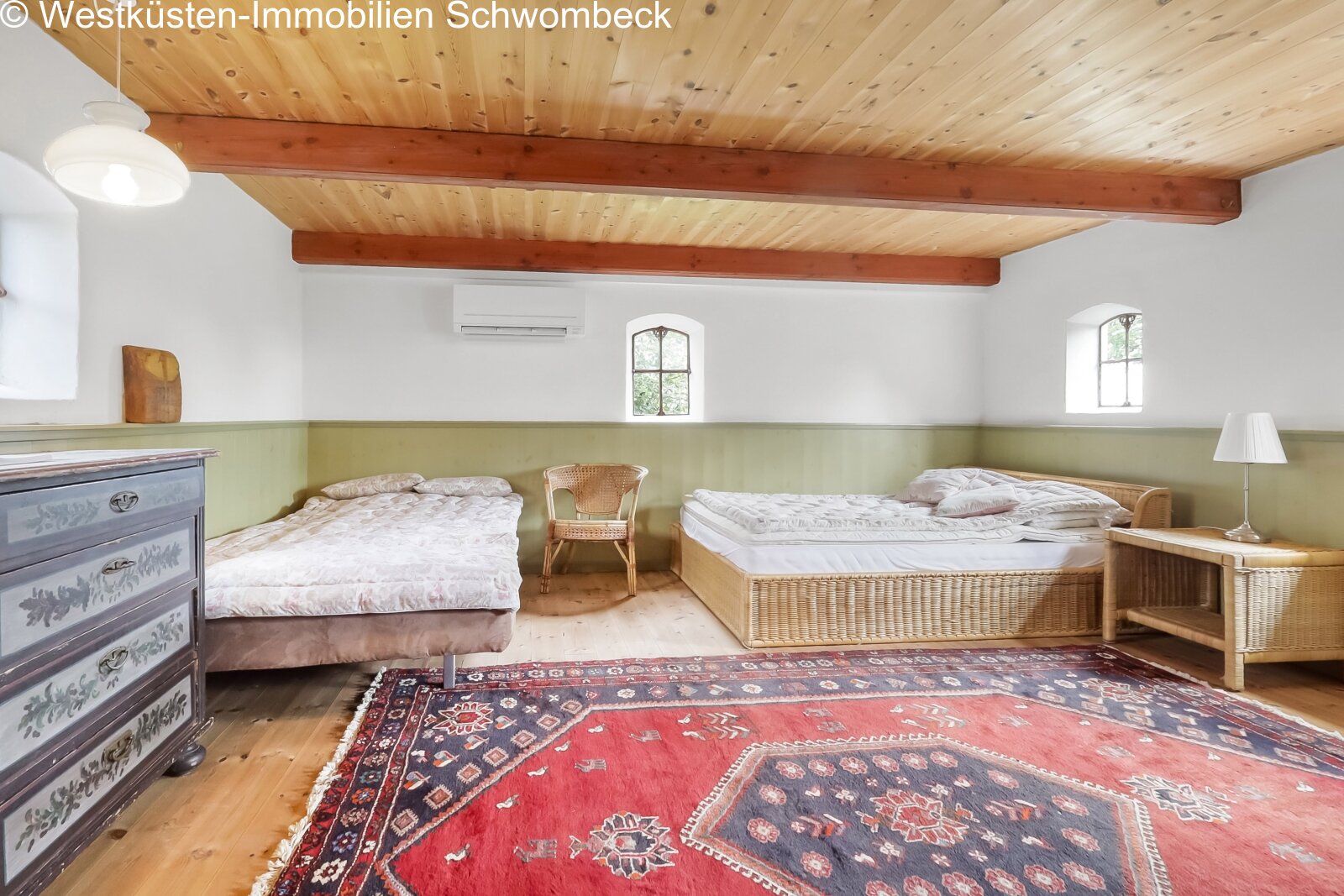 Dachgeschoss-Schlafbereich mit Holzbalkendecke und vielseitiger Raumaufteilung Dachgeschoss-Schlafbereich mit Holzbalkendecke und vielseitiger Raumaufteilung