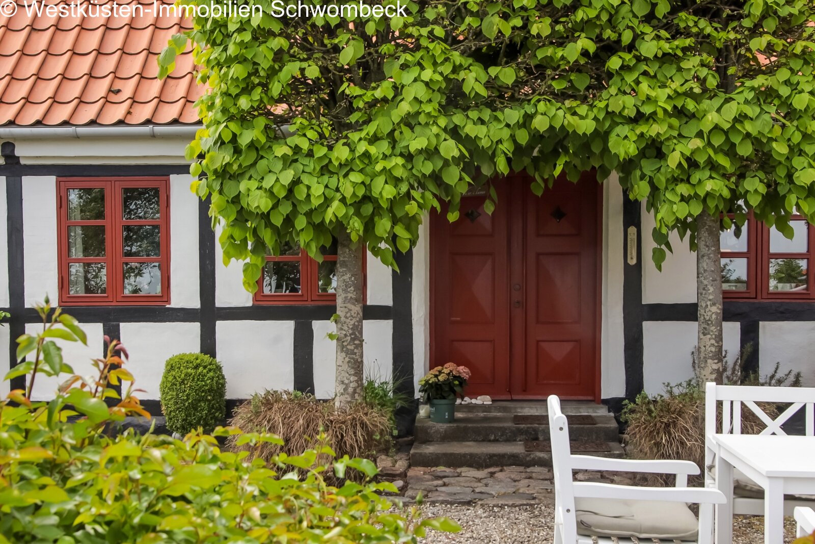 Charmanter Eingangsbereich mit rustikalem Fachwerk und efeuumrankter Fassade Charmanter Eingangsbereich mit rustikalem Fachwerk und efeuumrankter Fassade