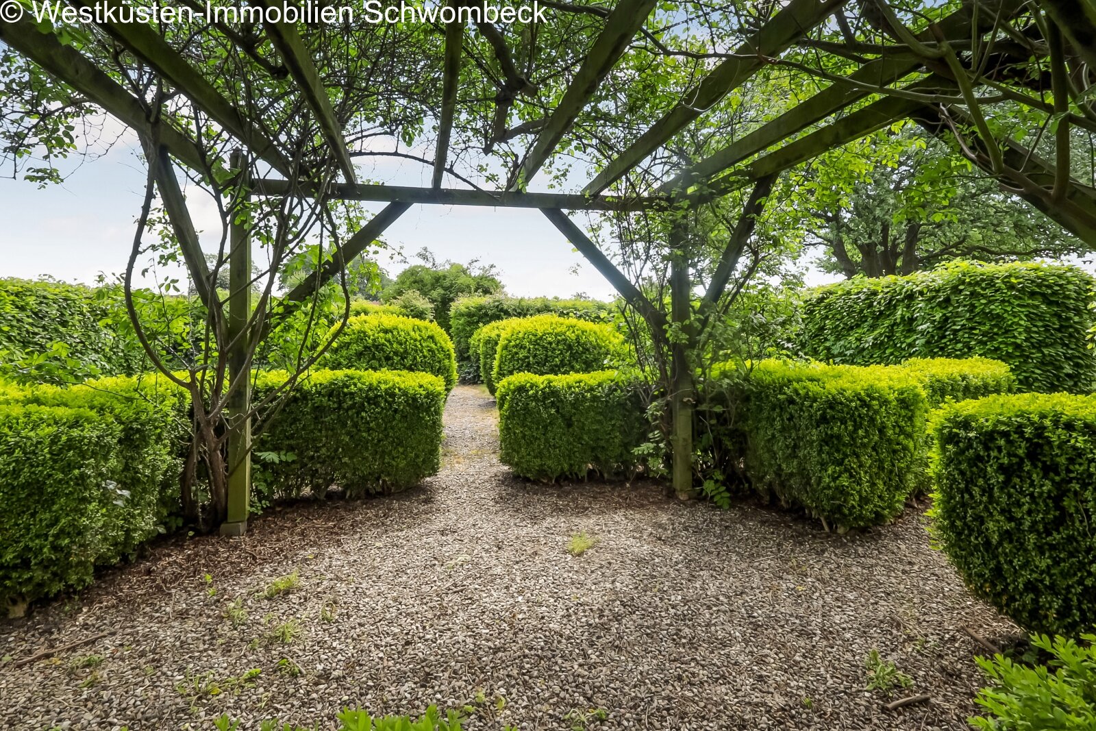 Romantische Gartenanlage mit Pergola und strukturiertem Wegenetz Romantische Gartenanlage mit Pergola und strukturiertem Wegenetz