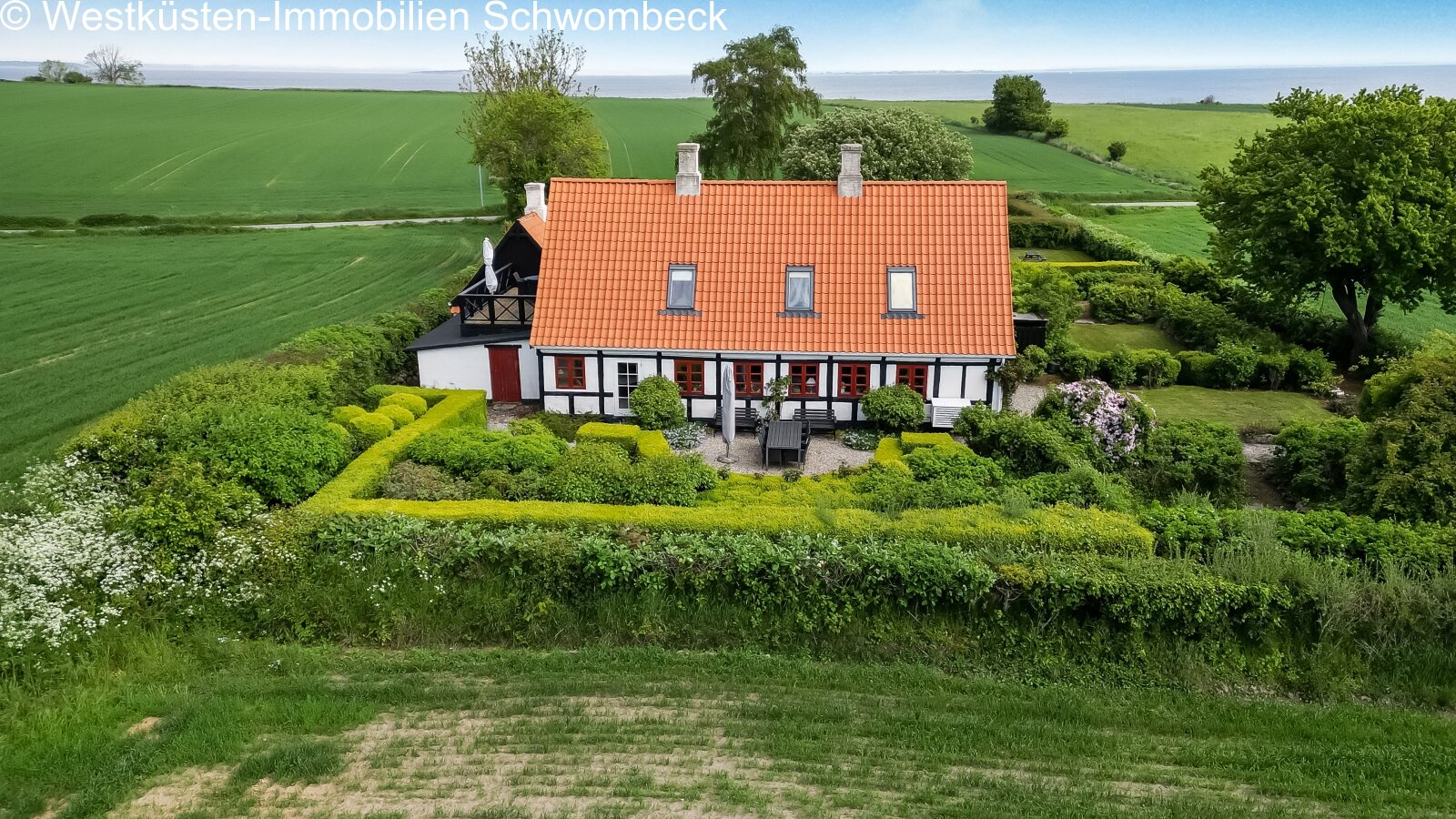 Malerisches Landhaus in idyllischer Lage mit Blick auf Grünland und Förde Malerisches Landhaus in idyllischer Lage mit Blick auf Grünland und Förde