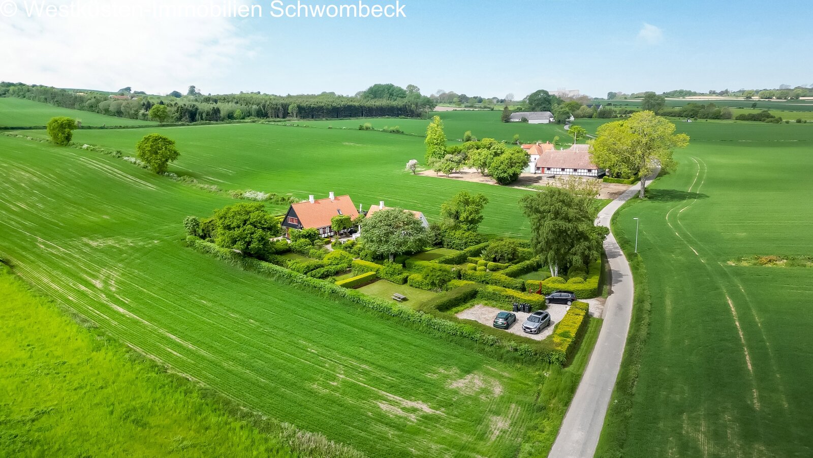 Luftaufnahme: Abgeschiedenes Anwesen mit parkähnlichem Grundstück in herrlicher Landschaftslage Luftaufnahme: Abgeschiedenes Anwesen mit parkähnlichem Grundstück in herrlicher Landschaftslage