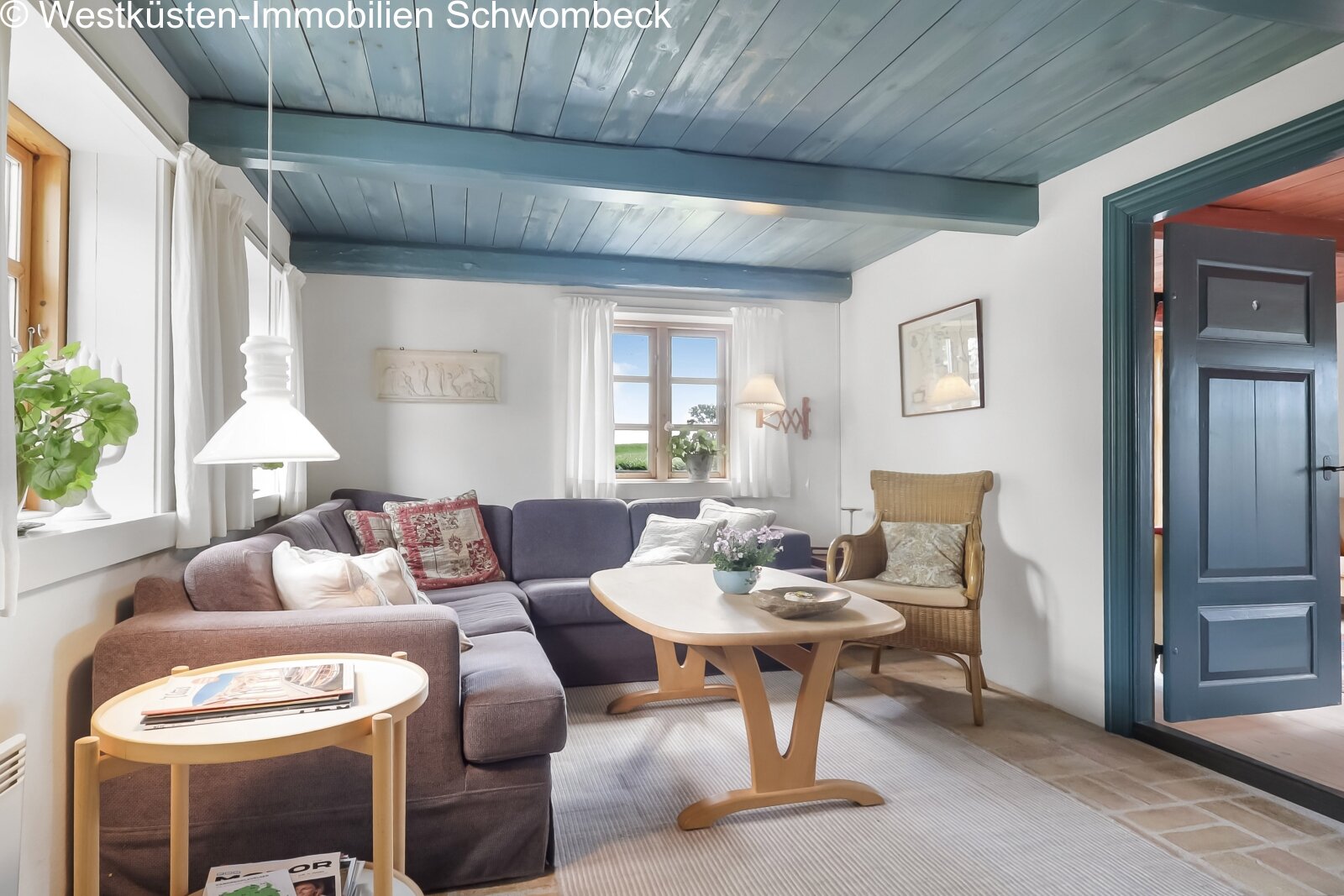 Wohnzimmer mit charaktervoller Balkendecke und harmonischer Raumgestaltung Wohnzimmer mit charaktervoller Balkendecke und harmonischer Raumgestaltung