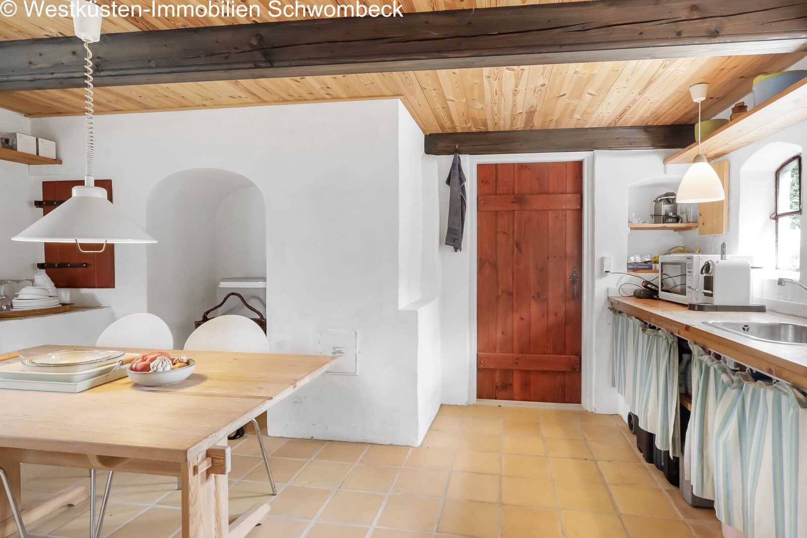 Offene Küche mit Speisekammer und praktischer Arbeitsfläche Offene Küche mit Speisekammer und praktischer Arbeitsfläche