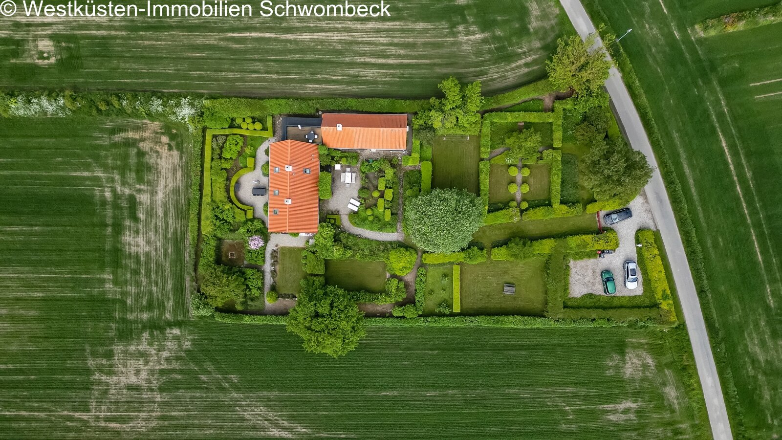 Luftaufnahme: Harmonisch angelegtes Anwesen mit strukturiertem Garten und etabliertem Baumbestand Luftaufnahme: Harmonisch angelegtes Anwesen mit strukturiertem Garten und etabliertem Baumbestand