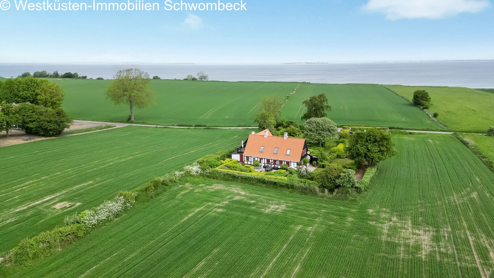 Luftaufnahme: Abgelegenes Anwesen mit unverbaubarem Fördeblick in makellos gepflegter Landschaft Luftaufnahme: Abgelegenes Anwesen mit unverbaubarem Fördeblick in makellos gepflegter Landschaft
